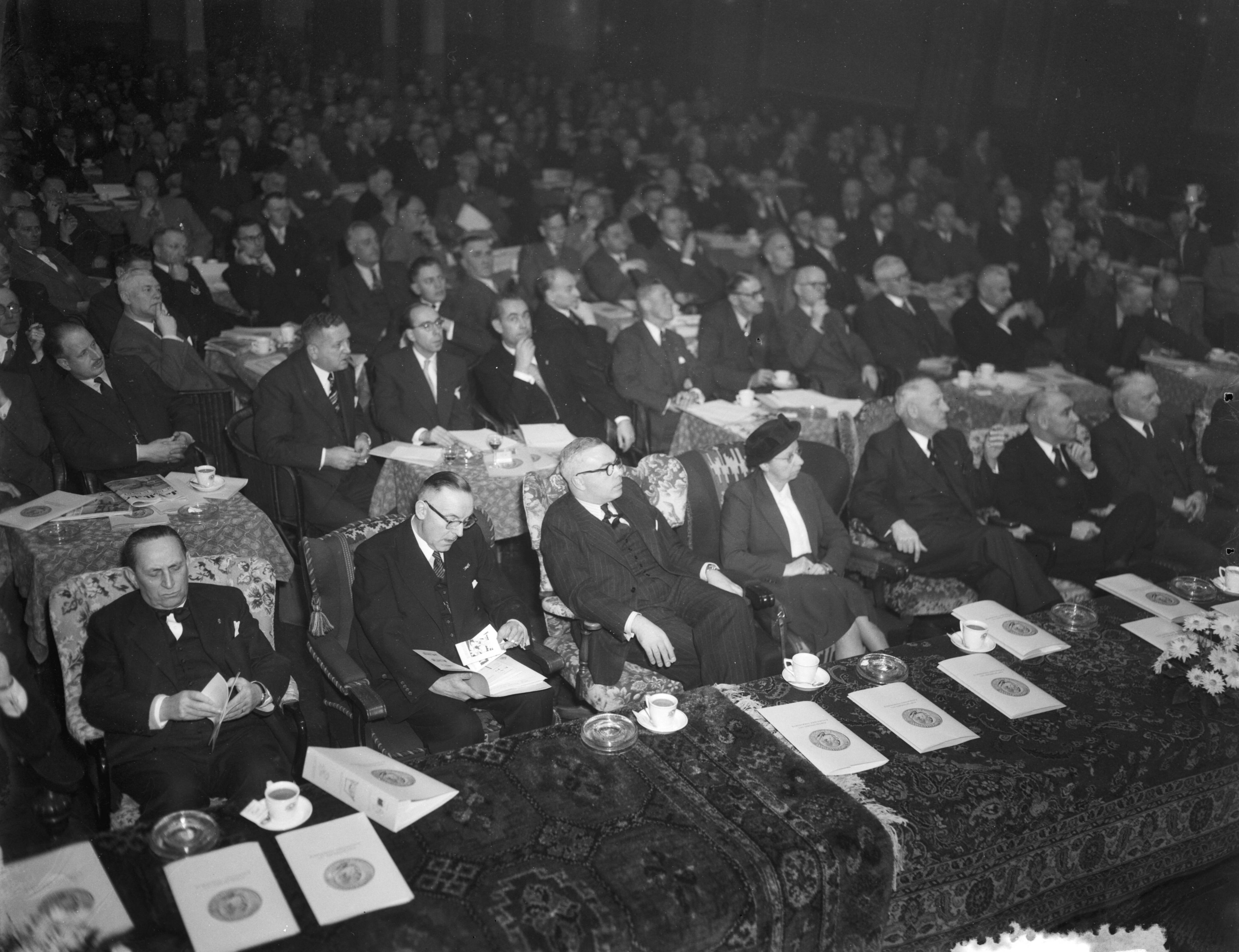 Fotocollectie Anefo — KVP congres in gebouw Tivoli te Utrecht — Foto: Duinen, G.W. van / Anefo. Licentie: Set B: Rechtenvrij / Publiek Domein. Bron: Nationaal Archief. http://hdl.handle.net/10648/a916e584-d0b4-102d-bcf8-003048976d84