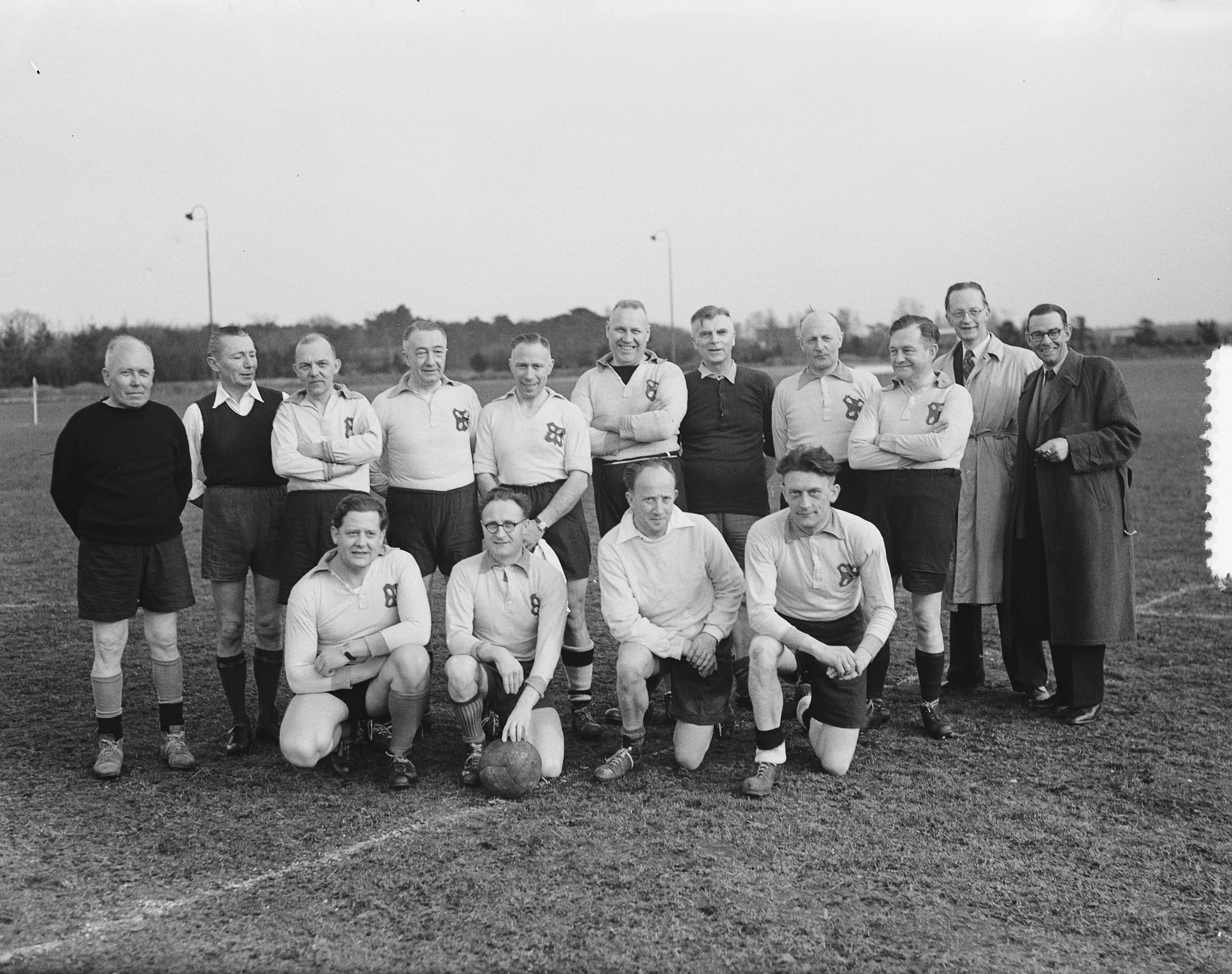 Raadsleden en hoger personeel van Hilversum hebben een onderlinge wedstrijd gespeeld — Raadsleden en hoger personeel van Hilversum hebben een onderlinge voetbalwedstrijd gespeeld. Het elftal van de gemeenteraad — Foto: Noske, J.D. / Anefo. Licentie: Set B: Rechtenvrij / Publiek Domein. Bron: Nationaal Archief. http://hdl.handle.net/10648/a8f78482-d0b4-102d-bcf8-003048976d84