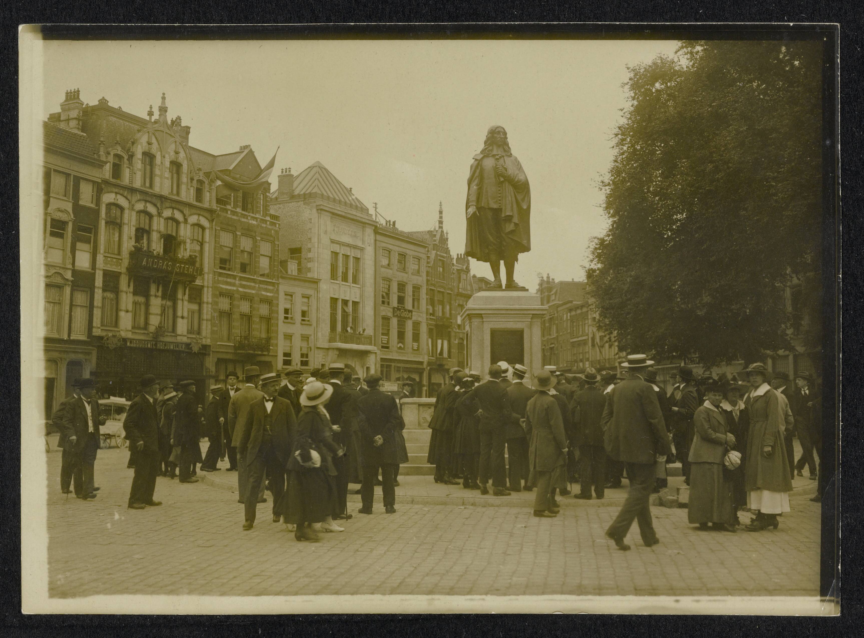 Fotocollectie Eerste Wereldoorlog — Standbeeld van Johan de Wit op de Plaats te Den Haag na de onthulling met veel feestelijk gekleed publiek. — Foto: Onbekend / Publiek Domein of Rechtenvrij. Licentie: Set B: Rechtenvrij / Publiek Domein. Bron: Nationaal Archief. http://hdl.handle.net/10648/af9586e0-d0b4-102d-bcf8-003048976d84