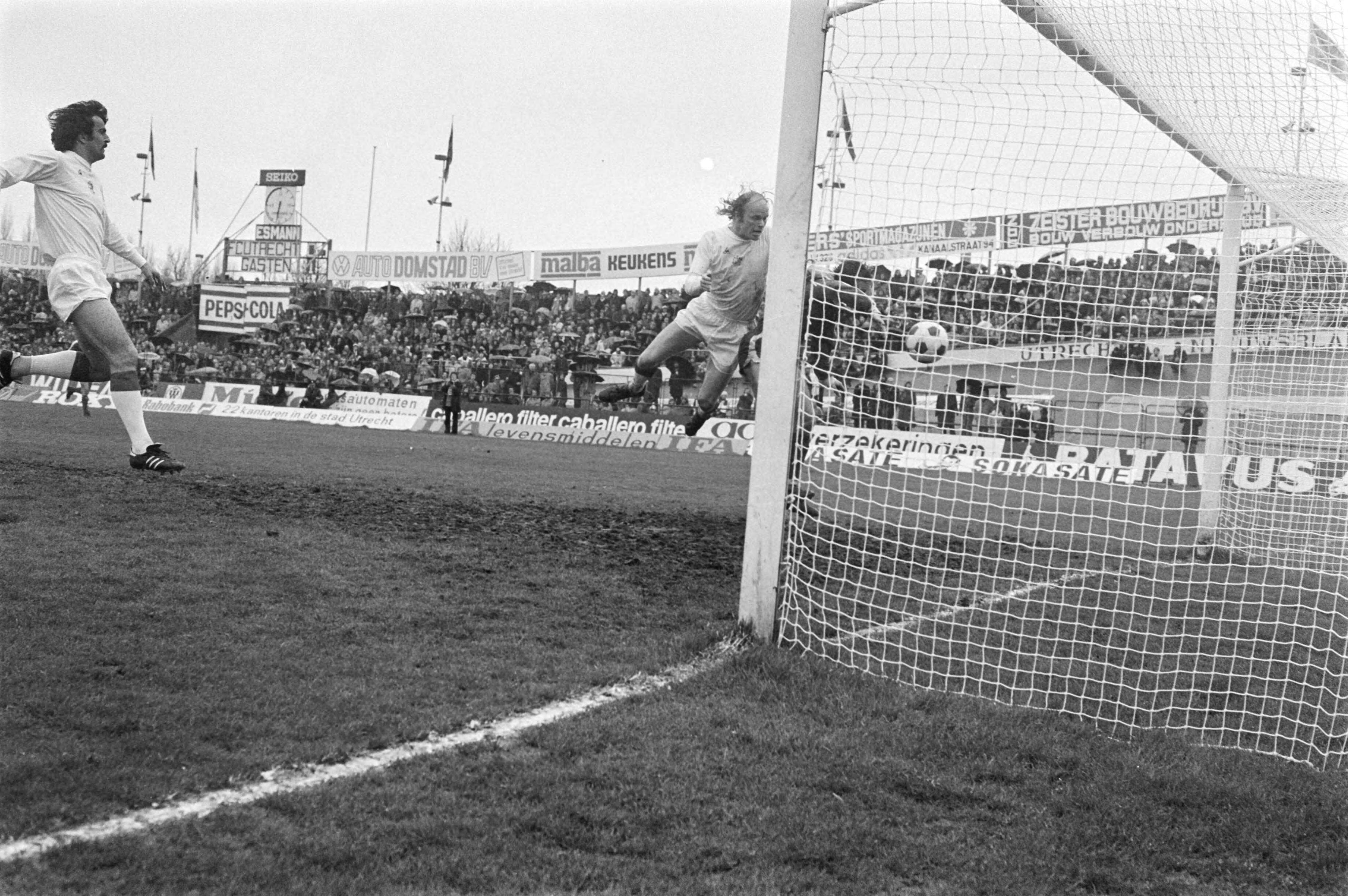 FC Utrecht - Ajax 0-2 — Ajax-spits Ruud Geels kopt het tweede doelpunt binnen — Foto: Peters, Hans / Anefo. Licentie: Set B: Rechtenvrij / Publiek Domein. Bron: Nationaal Archief. http://hdl.handle.net/10648/ac98fd96-d0b4-102d-bcf8-003048976d84