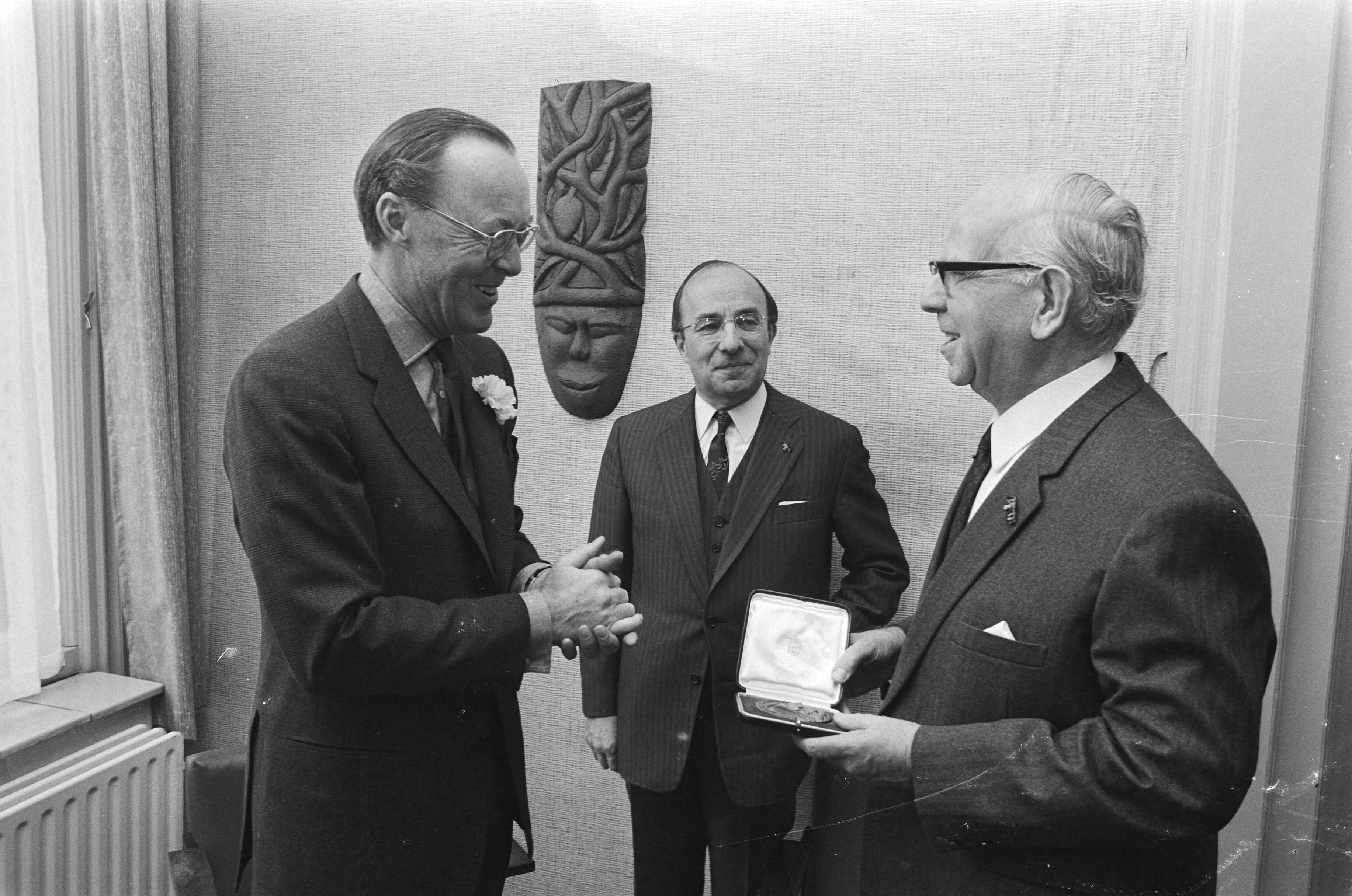 Fotocollectie Anefo — Prins Bernhard en heer Korthals treden af als voorzitter NOVIB, Den Haag — Foto: Mieremet, Rob / Anefo. Licentie: Set B: Rechtenvrij / Publiek Domein. Bron: Nationaal Archief. http://hdl.handle.net/10648/abb03e94-d0b4-102d-bcf8-003048976d84
