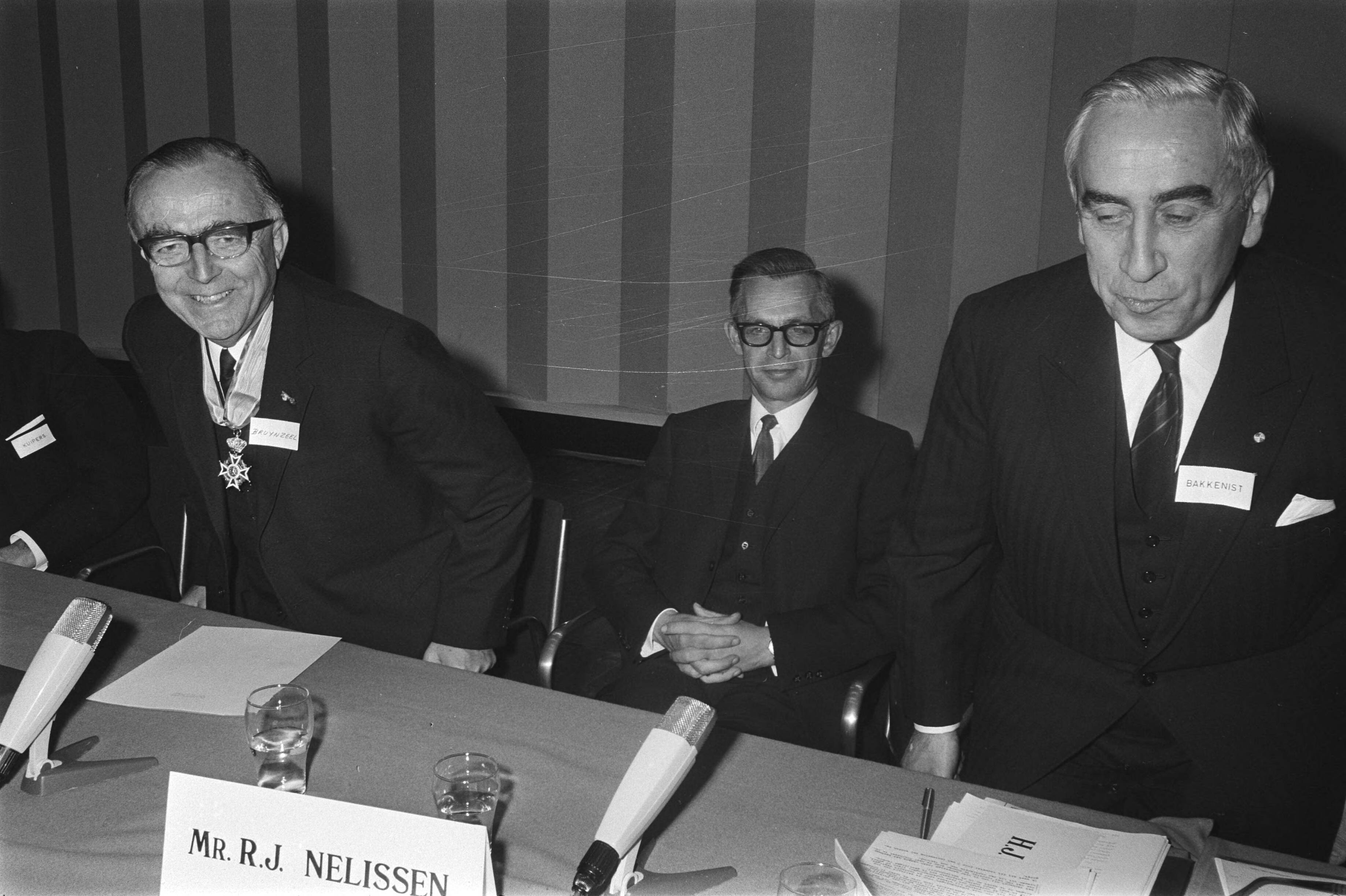 Fotocollectie Anefo — Algemene Vergadering van Verbond van Ned. Ondernemingen in Den Haag , in Congresgebouw; nr. 10:Bruynzeel — Foto: Koch, Eric / Anefo. Licentie: Set B: Rechtenvrij / Publiek Domein. Bron: Nationaal Archief. http://hdl.handle.net/10648/abaa4cfa-d0b4-102d-bcf8-003048976d84
