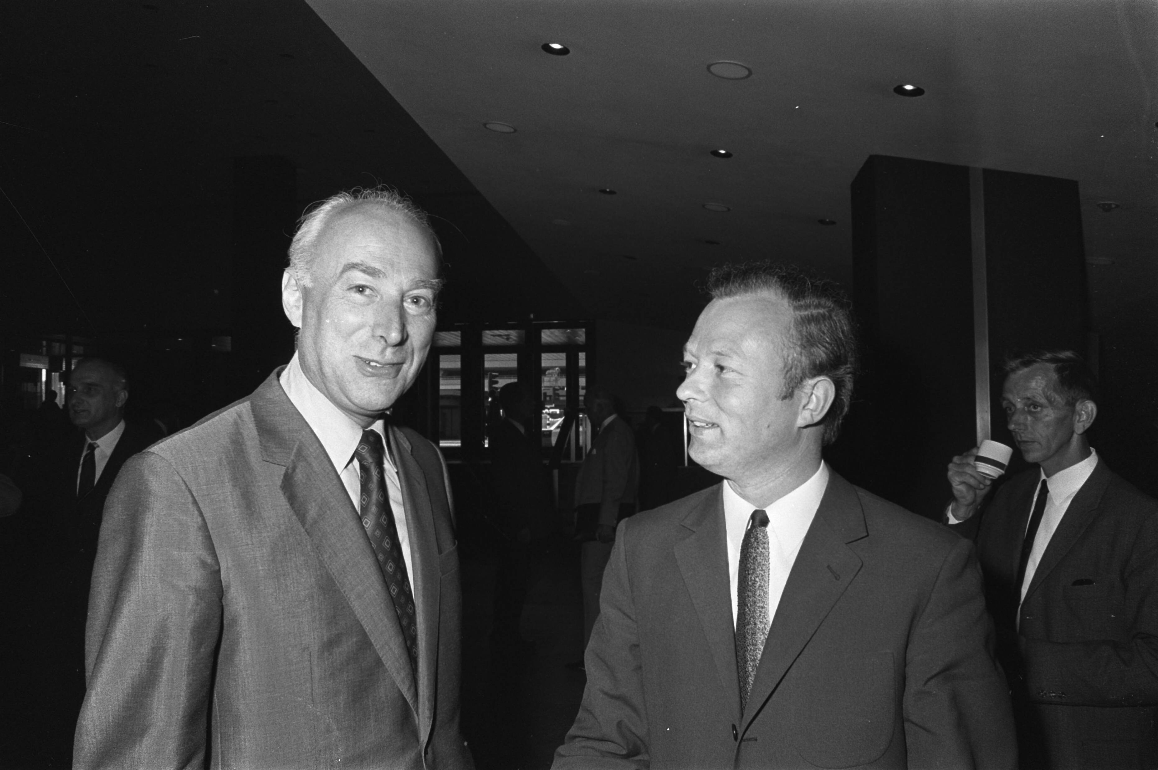 Fotocollectie Anefo — ARP Partij Convent in Utrecht; links minister Bakker en Feddema, nr. 20: links minister Bakker, rechts Veerman — Foto: Mieremet, Rob / Anefo. Licentie: Set B: Rechtenvrij / Publiek Domein. Bron: Nationaal Archief. http://hdl.handle.net/10648/ab997c18-d0b4-102d-bcf8-003048976d84