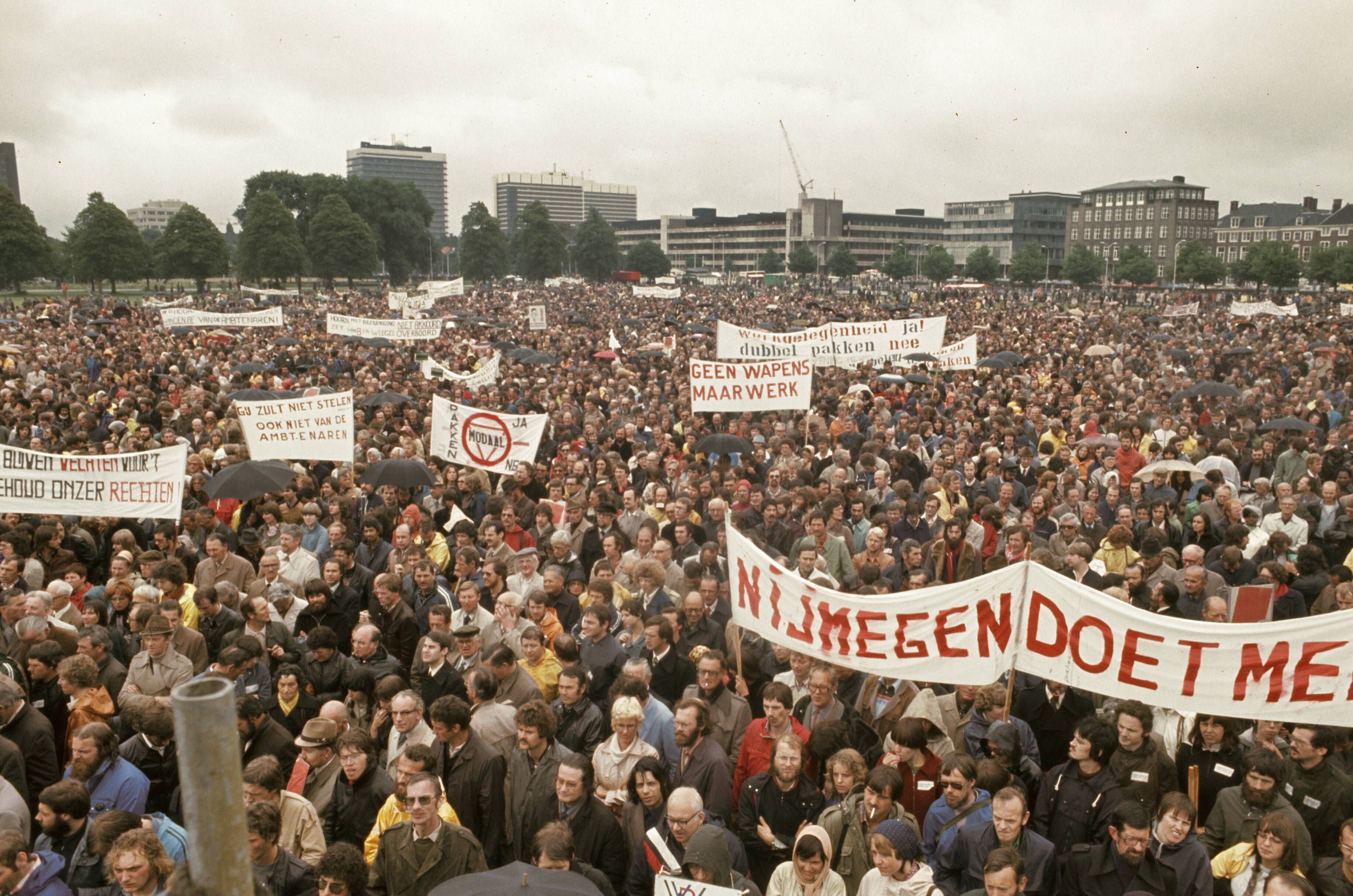 Fotocollectie Anefo — Ambtenaren demonstreren in Den Haag — Foto: Fotograaf Onbekend / Anefo. Licentie: Set B: Rechtenvrij / Publiek Domein. Bron: Nationaal Archief. http://hdl.handle.net/10648/ad891434-d0b4-102d-bcf8-003048976d84
