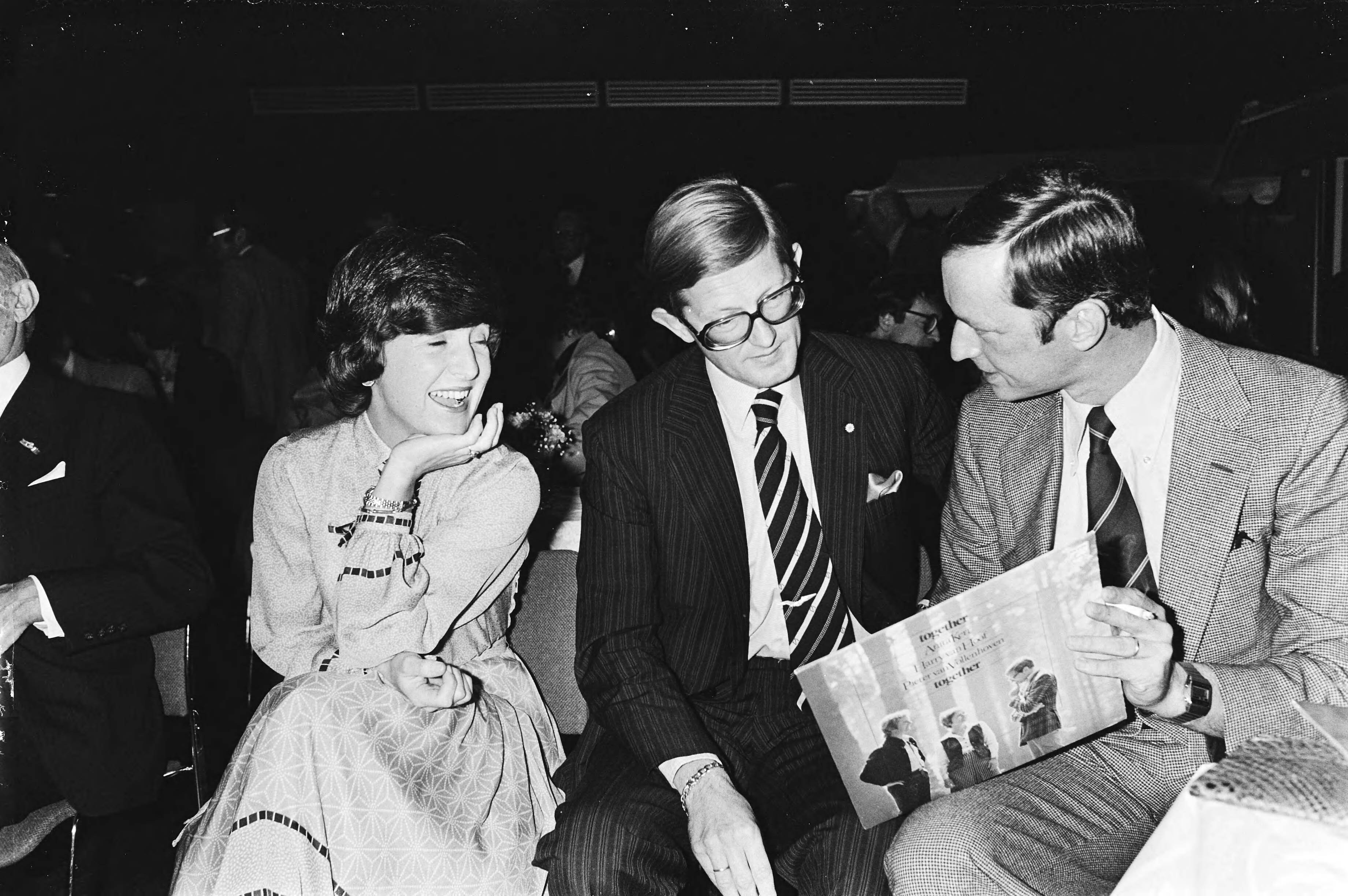 Prinses Margret ontvangt 1e exemplaar LP van P. van Vollenhoven , uit handen van Phonogram directeur Barents — Vlnr. prinses Margriet, mr. Pieter van Vollenhoven, de heer Barents — Foto: Suyk, Koen / Anefo. Licentie: Set B: Rechtenvrij / Publiek Domein. Bron: Nationaal Archief. http://hdl.handle.net/10648/acd4925c-d0b4-102d-bcf8-003048976d84
