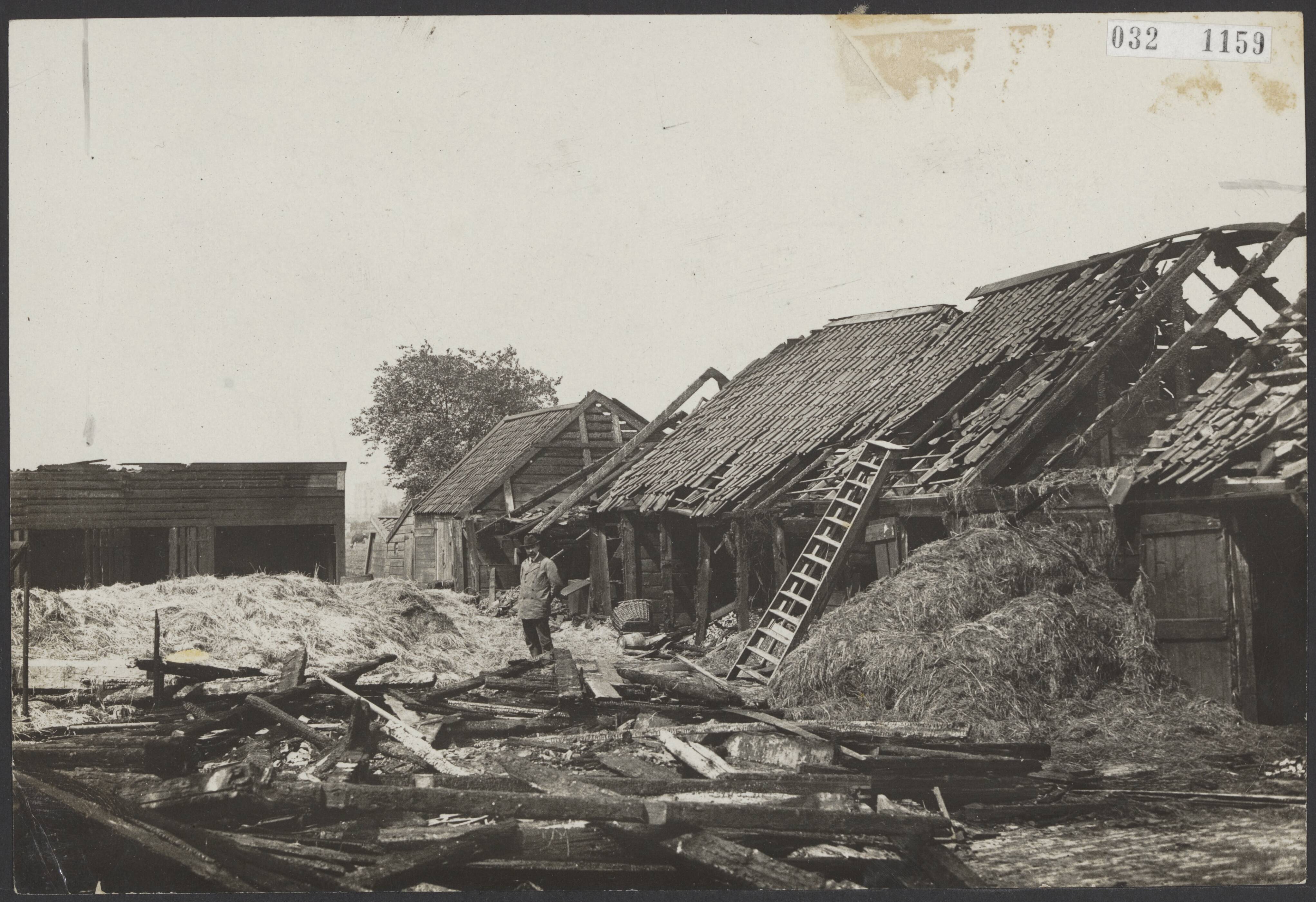 Fotocollectie Elsevier Binnenland — Brand in boerderij te Bodegraven — Foto: Fotopersbureau "Holland". Licentie: Set B: Rechtenvrij / Publiek Domein. Bron: Nationaal Archief. http://hdl.handle.net/10648/ade56892-d0b4-102d-bcf8-003048976d84
