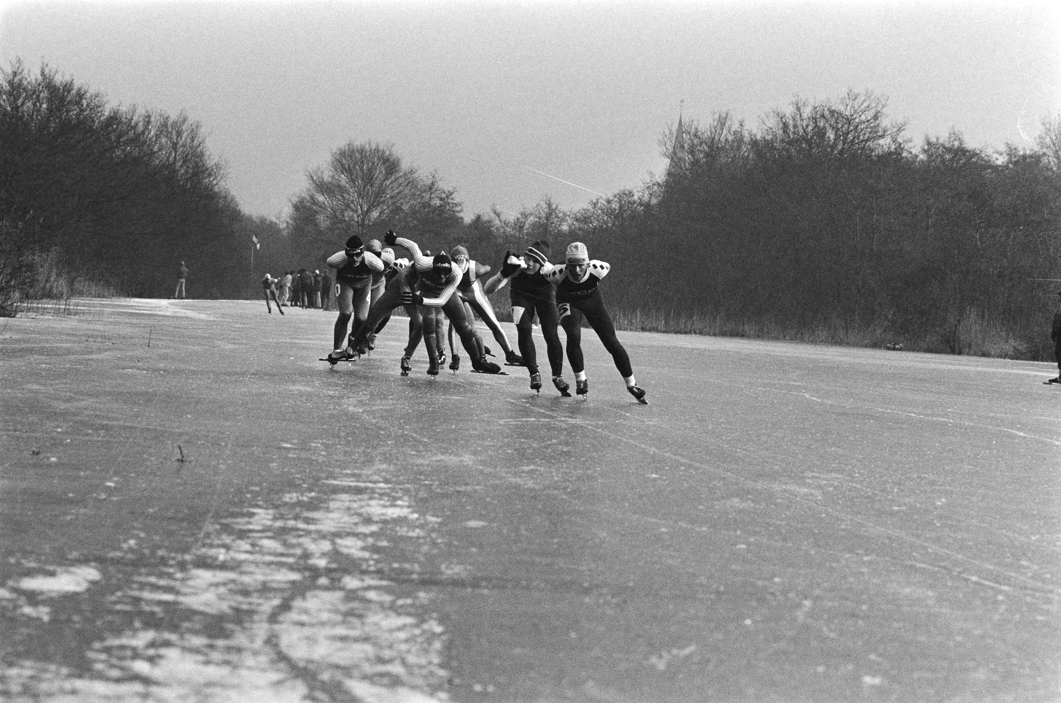 Schaatsdriedaagse van Ankeveen — Schaatsers onderweg — Foto: Bogaerts, Rob / Anefo. Licentie: Set B: Rechtenvrij / Publiek Domein. Bron: Nationaal Archief. http://hdl.handle.net/10648/ad4fe51a-d0b4-102d-bcf8-003048976d84