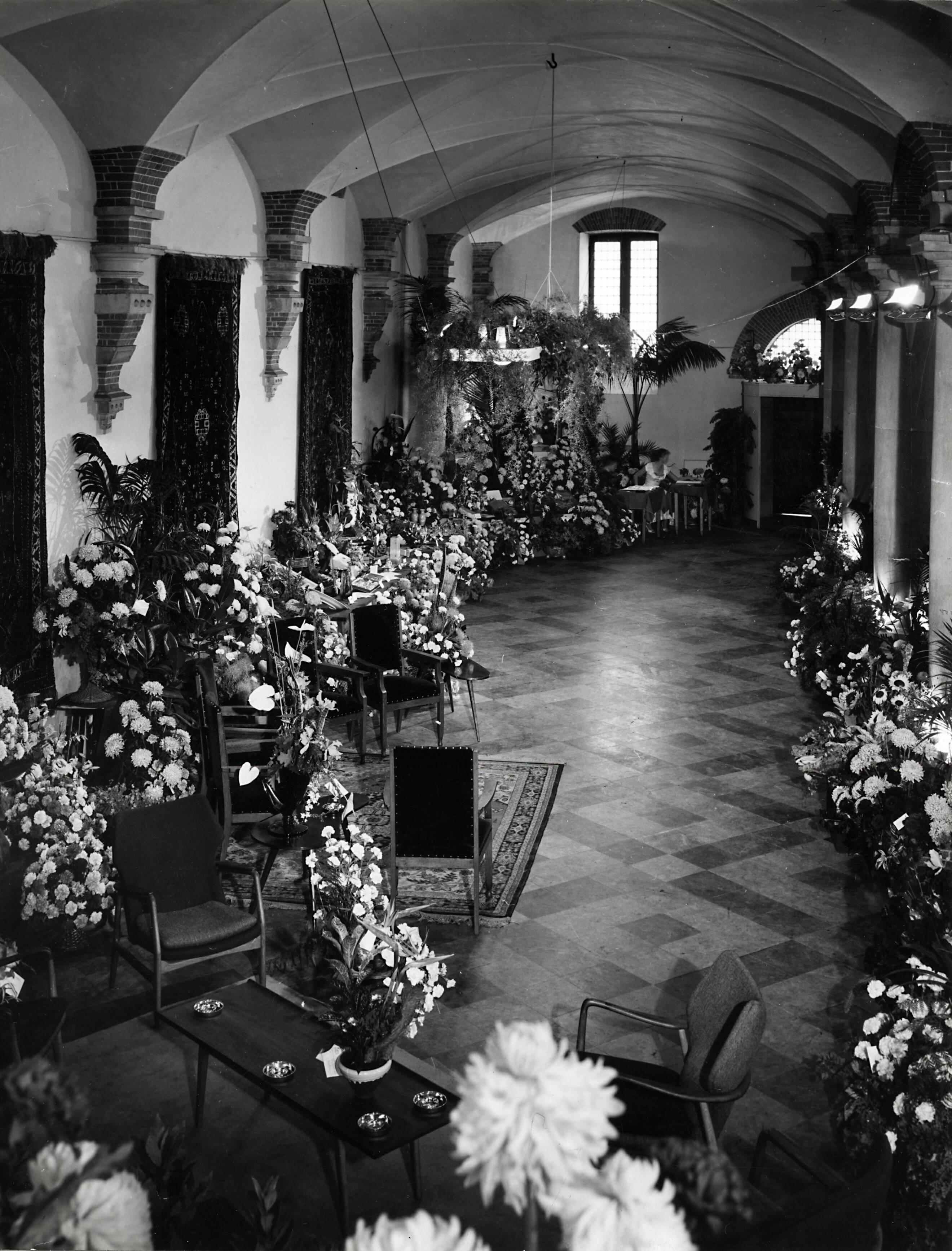 Collectie nader te bepalen — [50 jarig jubileum N.V. De Spaarnestad] [Receptie in Vleeshal te Haarlem?] [uitgestalde bloemstukken] — Foto: Fotograaf Onbekend / Fotobureau onbekend / Spaarnestad Photo (05887). Licentie: Set B: Rechtenvrij / Publiek Domein. Bron: Nationaal Archief. http://hdl.handle.net/10648/35429da6-3a98-a382-e063-6df0900a6686