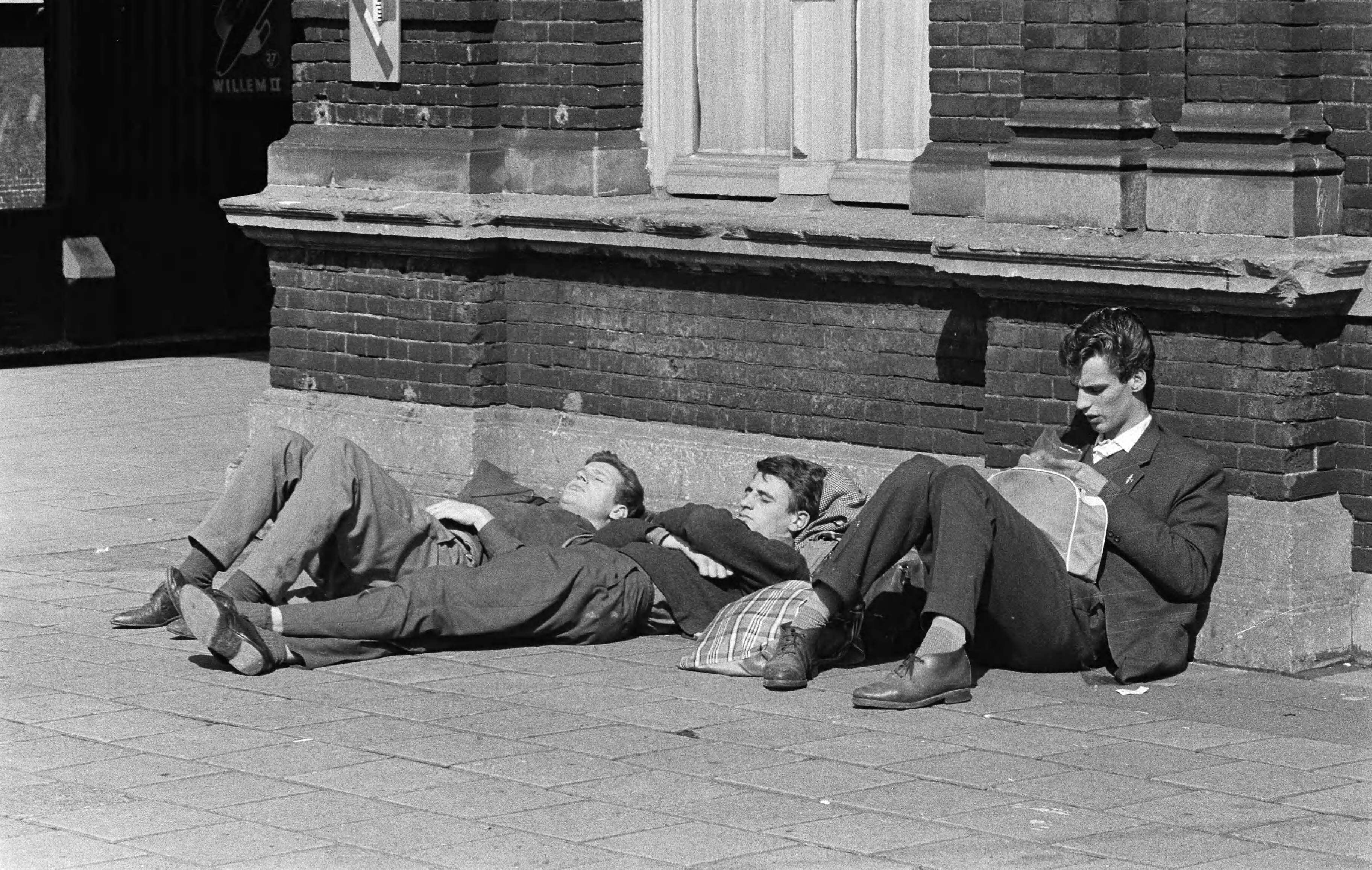 Fotocollectie Anefo — Zonnebaders op station Hollands Spoor te Den Haag — Foto: Rossem, Wim van / Anefo. Licentie: Set B: Rechtenvrij / Publiek Domein. Bron: Nationaal Archief. http://hdl.handle.net/10648/a9b88786-d0b4-102d-bcf8-003048976d84