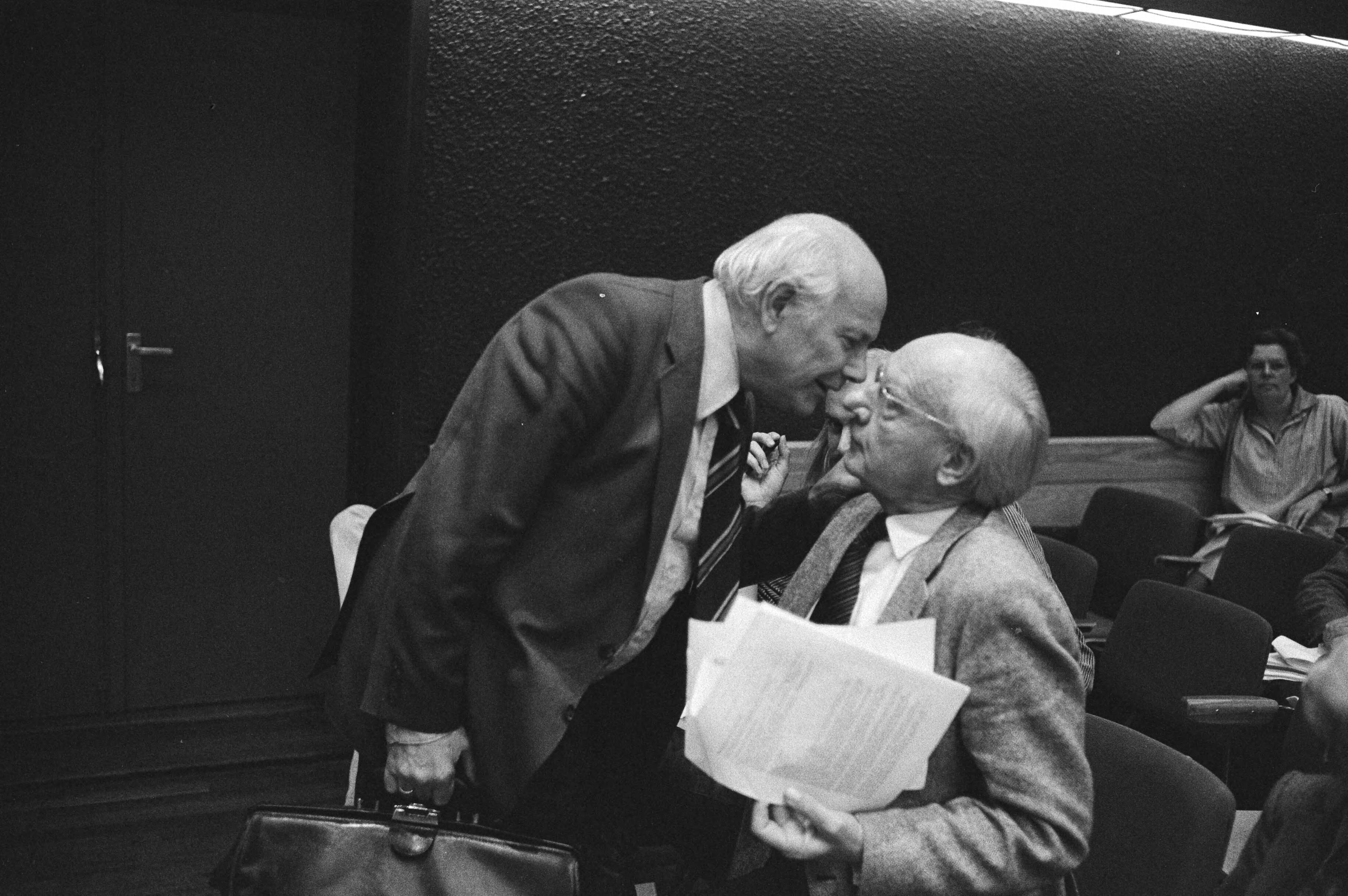 Partijraadvergadering van de PvdA in Zeist — Onderonsje tussen Joop den Uyl (l) en Anne Vondeling — Foto: Suyk, Koen / Anefo. Licentie: Set B: Rechtenvrij / Publiek Domein. Bron: Nationaal Archief. http://hdl.handle.net/10648/acd1d8be-d0b4-102d-bcf8-003048976d84