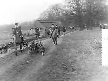 Fotocollectie Anefo — Bosjachtrit Zuid Veluwse Jachtvereniging met slipjachtvereniging De Veluwe Hunt te Ede — Foto: Pot, Harry / Anefo. Licentie: Set B: Rechtenvrij / Publiek Domein. Bron: Nationaal Archief. http://hdl.handle.net/10648/a9589c36-d0b4-102d-bcf8-003048976d84