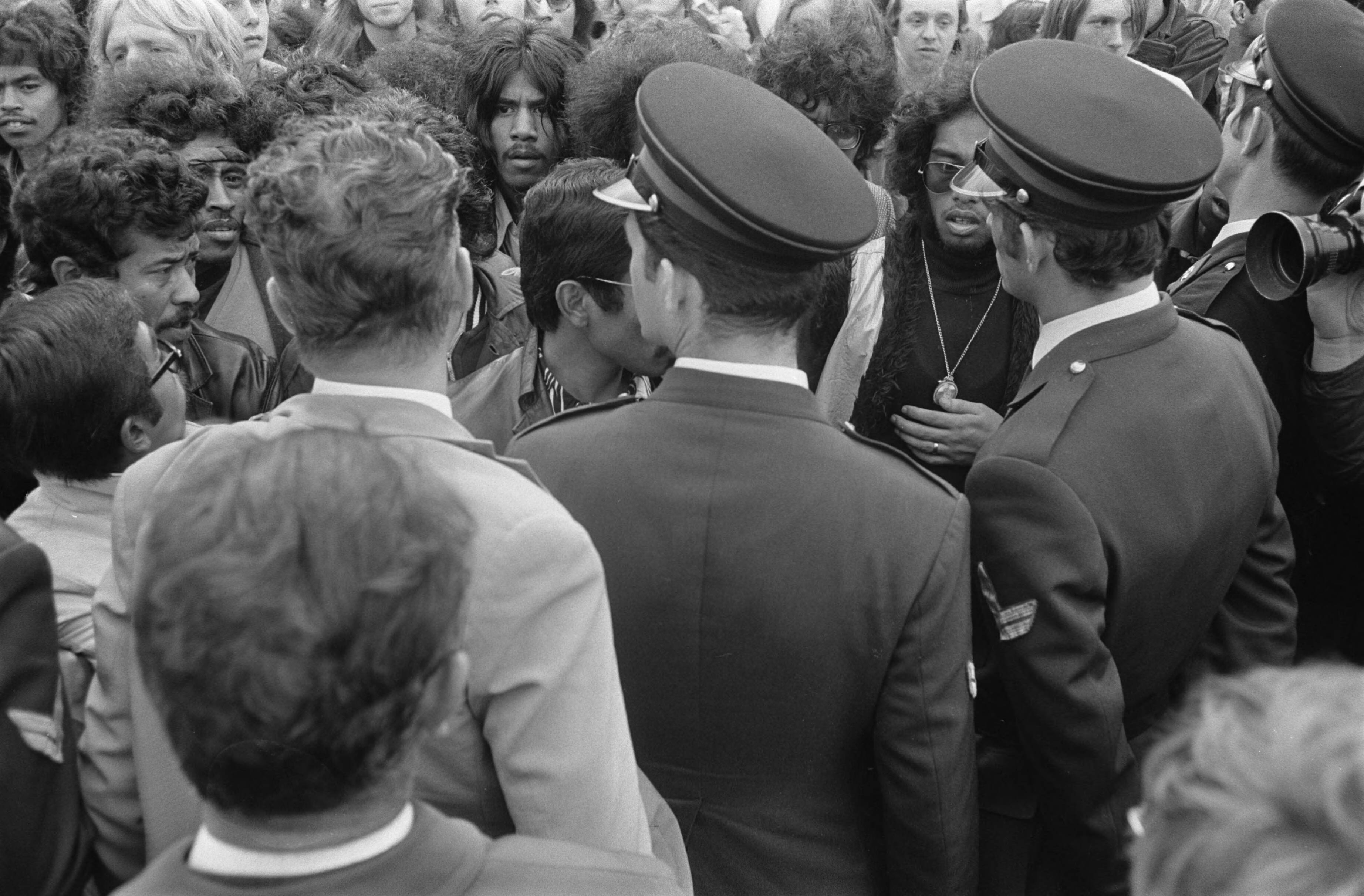 Fotocollectie Anefo — Demonstrerende Zuid-Molukkers worden door politie weggestuurd op Buitenhof, Den Haag — Foto: Koch, Eric / Anefo. Licentie: Set B: Rechtenvrij / Publiek Domein. Bron: Nationaal Archief. http://hdl.handle.net/10648/aba22a20-d0b4-102d-bcf8-003048976d84