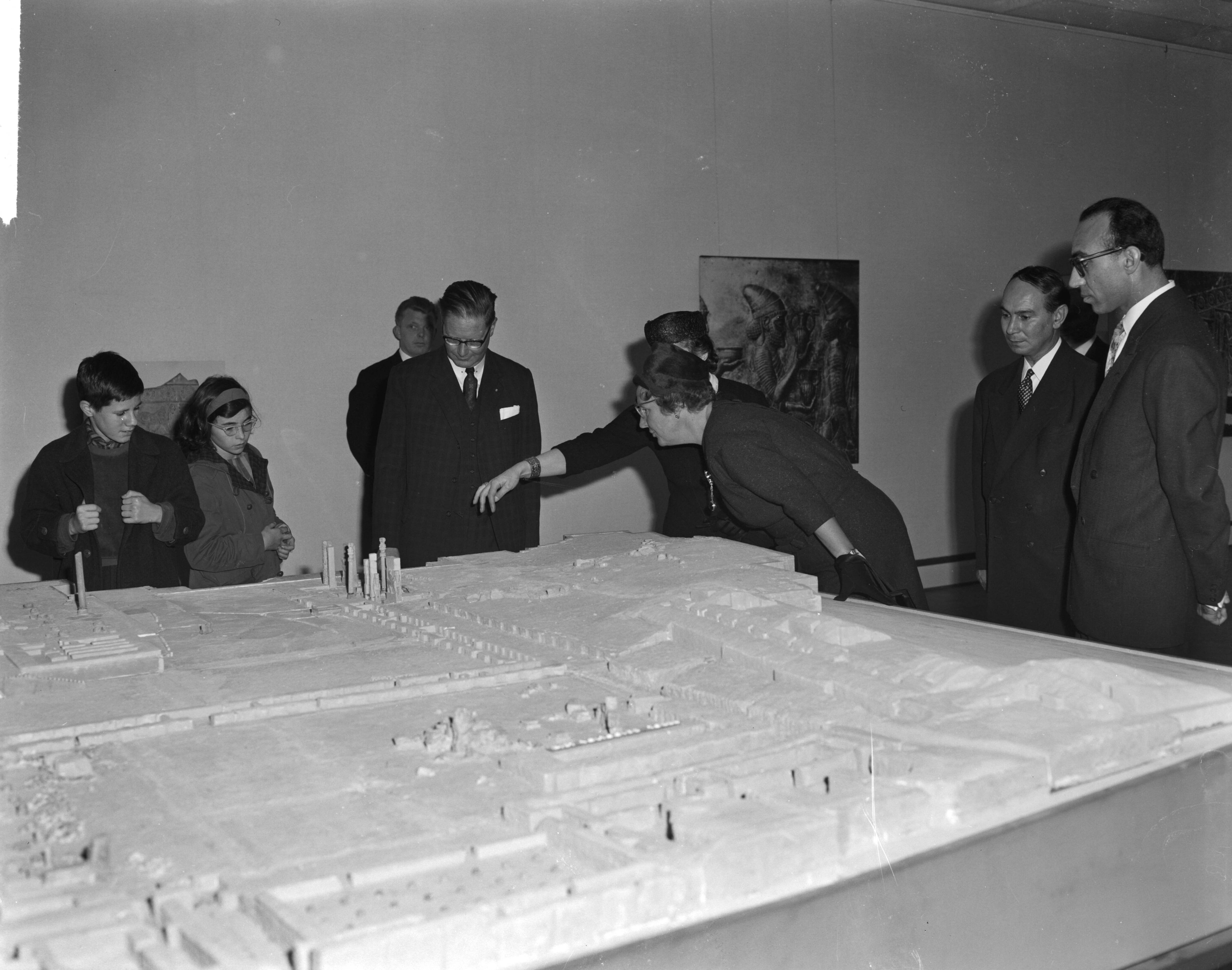Fotocollectie Anefo — Koningin Juliana brengt een bezoek aan de tentoonstelling 7000 jaar Perzische Kunst te Den Haag, v.l.n.r. Louis Wijsenbeek (directeur), mevrouw Moghun, de koningin en dr. Ferydoun — Foto: Bilsen, Joop van / Anefo. Licentie: Set B: Rechtenvrij / Publiek Domein. Bron: Nationaal Archief. http://hdl.handle.net/10648/aa1dbc46-d0b4-102d-bcf8-003048976d84
