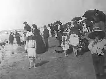 Fotocollectie Elsevier Binnenland — Strand van Scheveningen, met spelende kinderen en flanerende badgasten aan de vloedlijn — Foto: Onbekend / Publiek Domein of Rechtenvrij. Licentie: Set B: Rechtenvrij / Publiek Domein. Bron: Nationaal Archief. http://hdl.handle.net/10648/addfdc74-d0b4-102d-bcf8-003048976d84