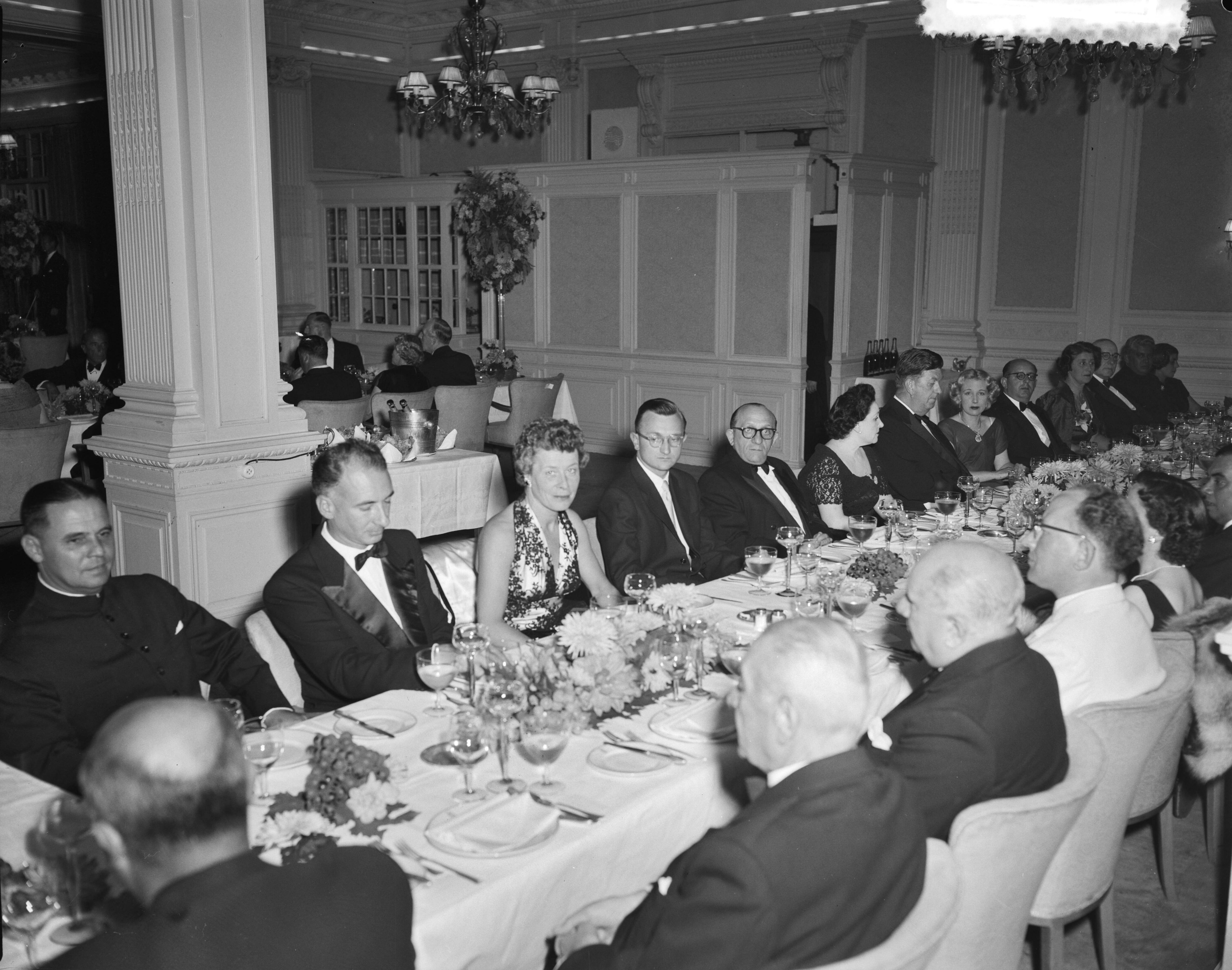 Fotocollectie Anefo — Assuradeuren Congres Den Haag , diner — Foto: Meijer, T.A. / Anefo. Licentie: Set B: Rechtenvrij / Publiek Domein. Bron: Nationaal Archief. http://hdl.handle.net/10648/a929348c-d0b4-102d-bcf8-003048976d84