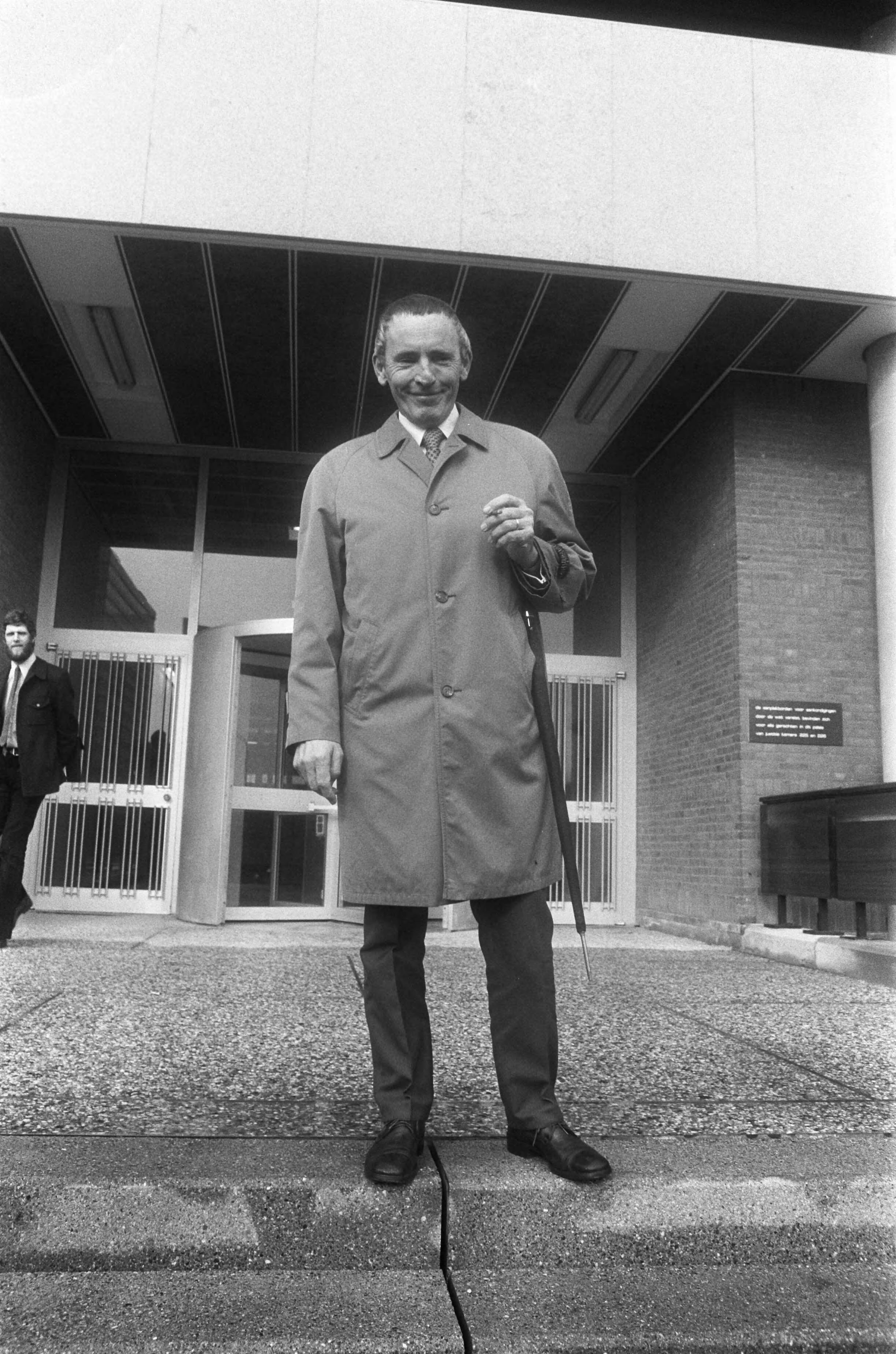 Fotocollectie Anefo — Vertegenwoordiger Botterman van Dassault Nederland gehoord door Officier van Justitie, mr. Schimmel in Den Haag — Foto: Peters, Hans / Anefo. Licentie: Set B: Rechtenvrij / Publiek Domein. Bron: Nationaal Archief. http://hdl.handle.net/10648/ac5879e2-d0b4-102d-bcf8-003048976d84