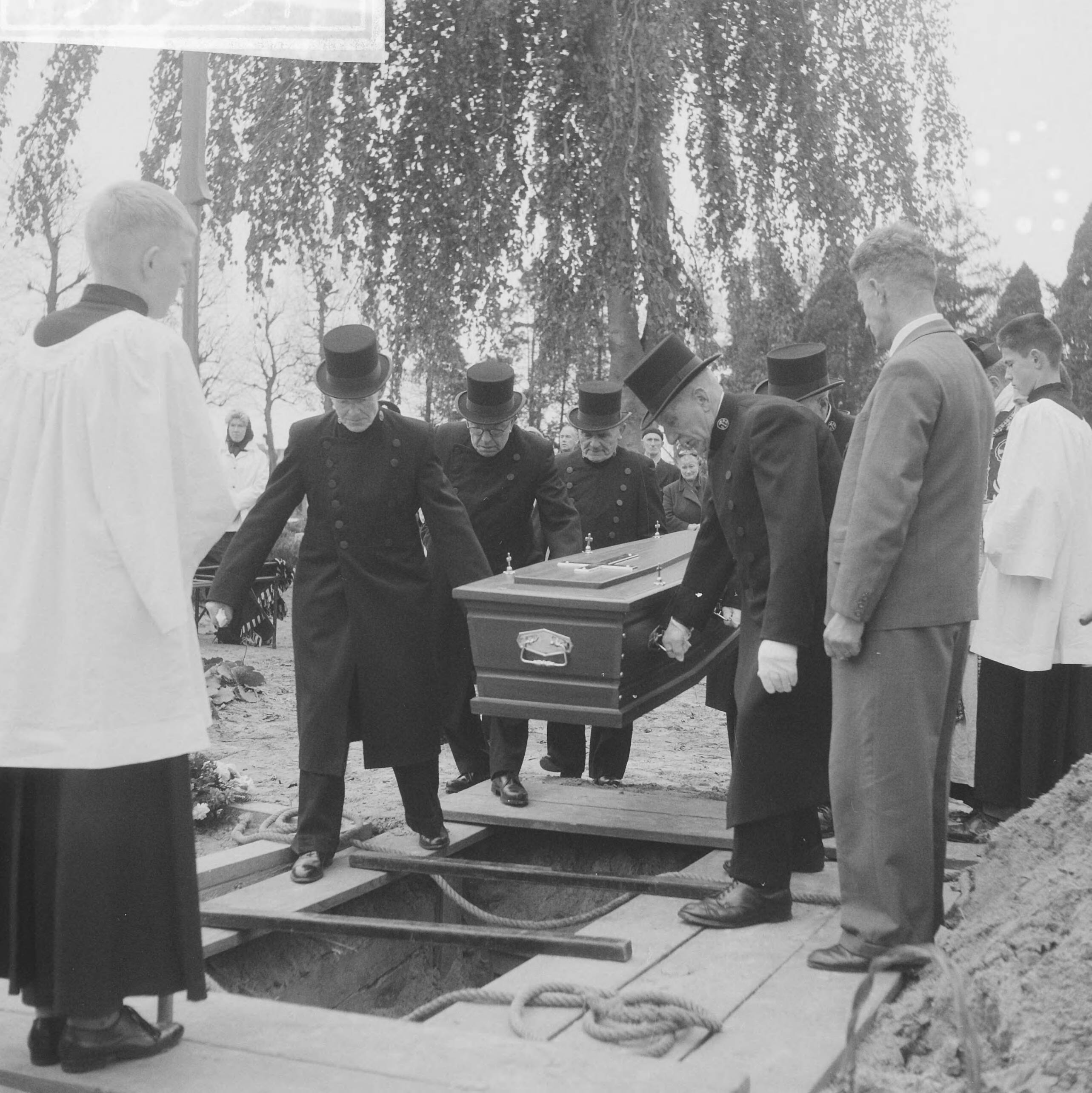 Fotocollectie Anefo — Begrafenis Theo Mastwijk in Soest — Foto: Pot, Harry / Anefo. Licentie: Set B: Rechtenvrij / Publiek Domein. Bron: Nationaal Archief. http://hdl.handle.net/10648/a9ec65ce-d0b4-102d-bcf8-003048976d84