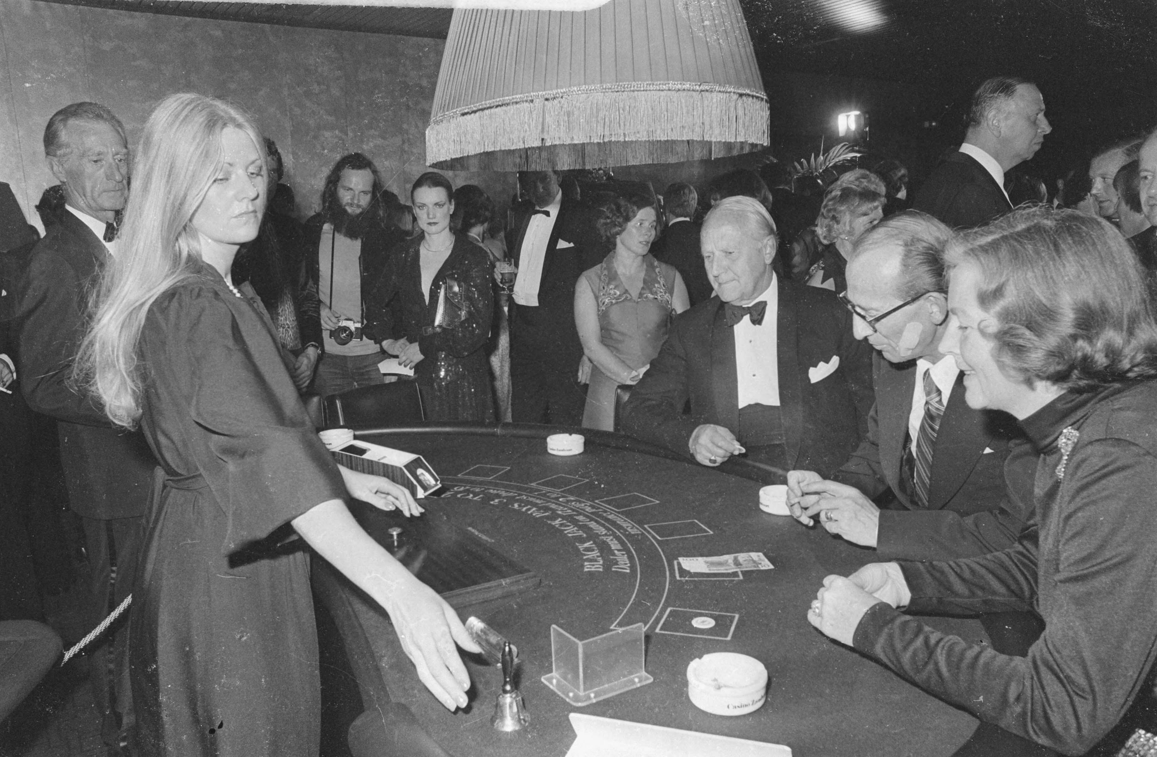 Fotocollectie Anefo — Opening Casino Zandvoort; overzicht van het casino in bedrijf — Foto: Peters, Hans / Anefo. Licentie: Set B: Rechtenvrij / Publiek Domein. Bron: Nationaal Archief. http://hdl.handle.net/10648/ad7a189e-d0b4-102d-bcf8-003048976d84