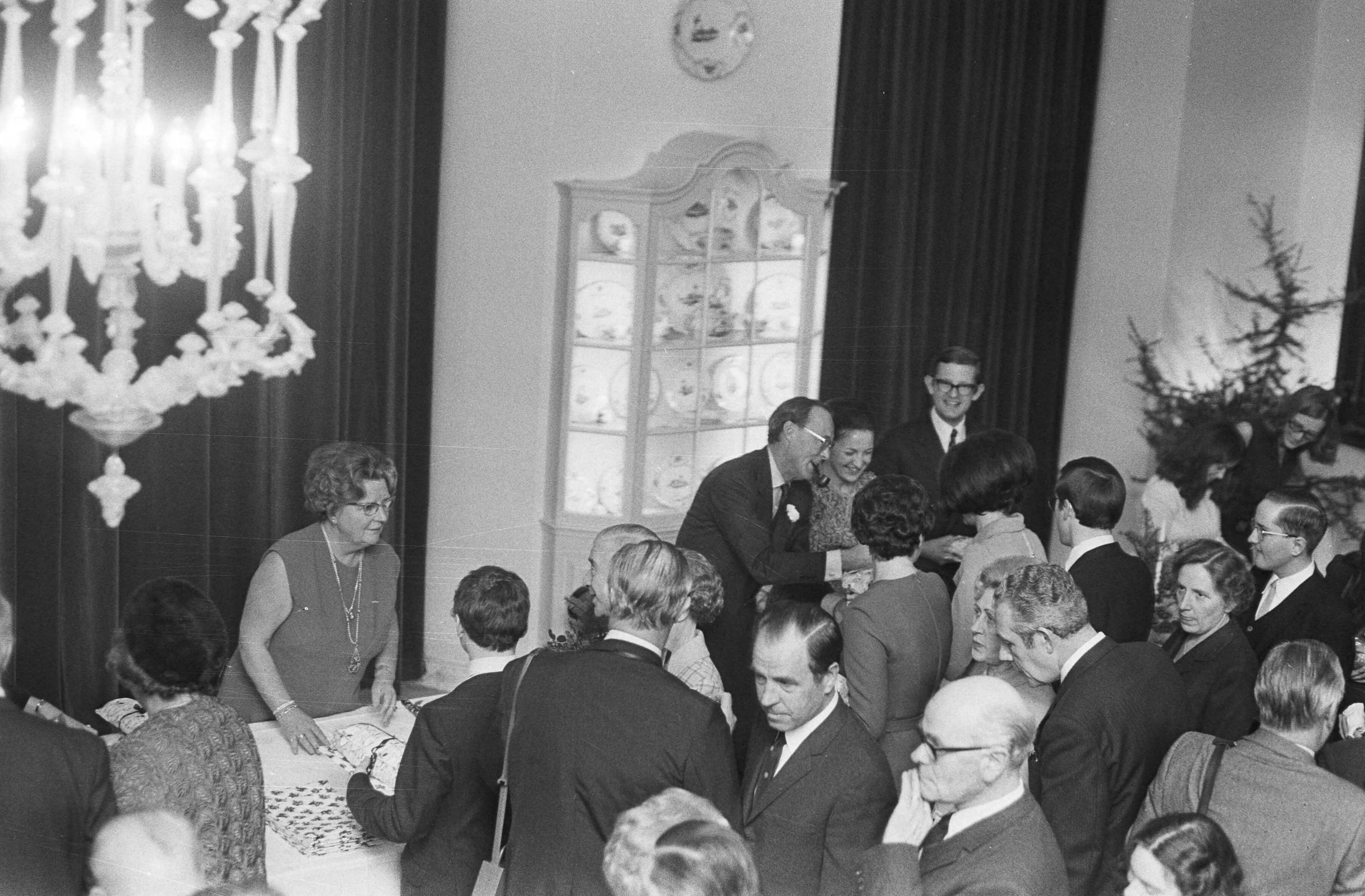 Fotocollectie Anefo — Koninklijk Huis houdt jaarlijks Kerstfeest voor personeel op Huis ten Bosch , Den Haag — Foto: Mieremet, Rob / Anefo. Licentie: Set B: Rechtenvrij / Publiek Domein. Bron: Nationaal Archief. http://hdl.handle.net/10648/abae2c58-d0b4-102d-bcf8-003048976d84