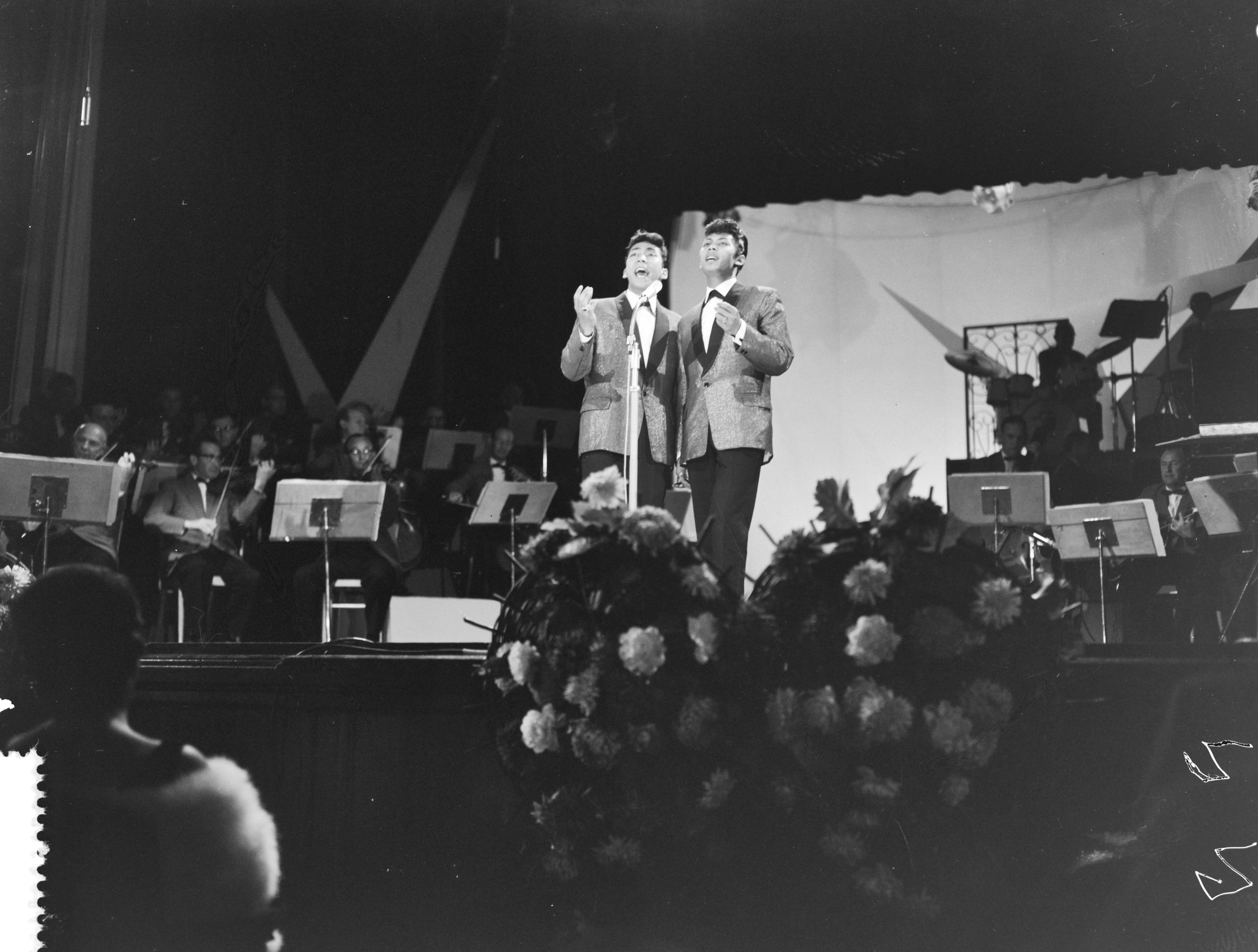 Grand Gala Du Disque in het Kurhaus te Scheveningen — Grand Gala Du Disque in Kurhaus. Blue Diamonds — Foto: Bilsen, Joop van / Anefo. Licentie: Set B: Rechtenvrij / Publiek Domein. Bron: Nationaal Archief. http://hdl.handle.net/10648/a9e480c0-d0b4-102d-bcf8-003048976d84