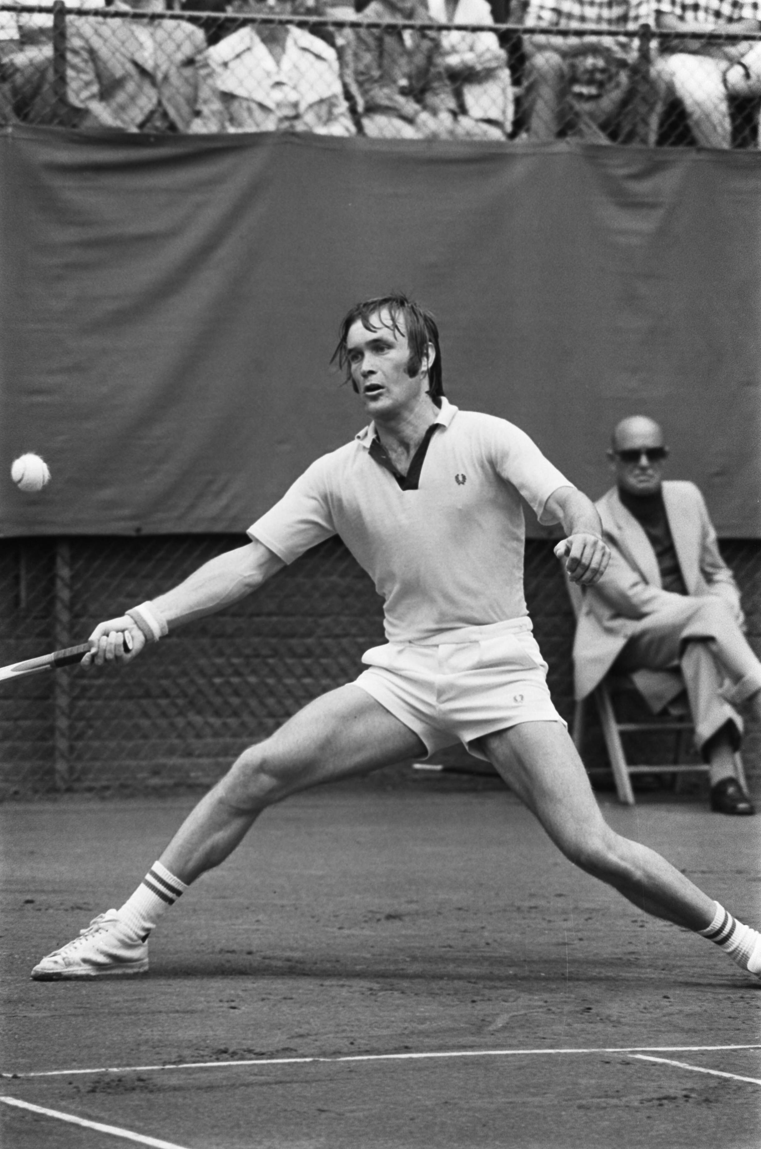 Finale tenniskampioenschappen op het Melkhuisje te Hilversum in 1975 — Franulovic (Joegoslavië) in aktie — Foto: Verhoeff, Bert / Anefo. Licentie: Set B: Rechtenvrij / Publiek Domein. Bron: Nationaal Archief. http://hdl.handle.net/10648/ac6dfd44-d0b4-102d-bcf8-003048976d84