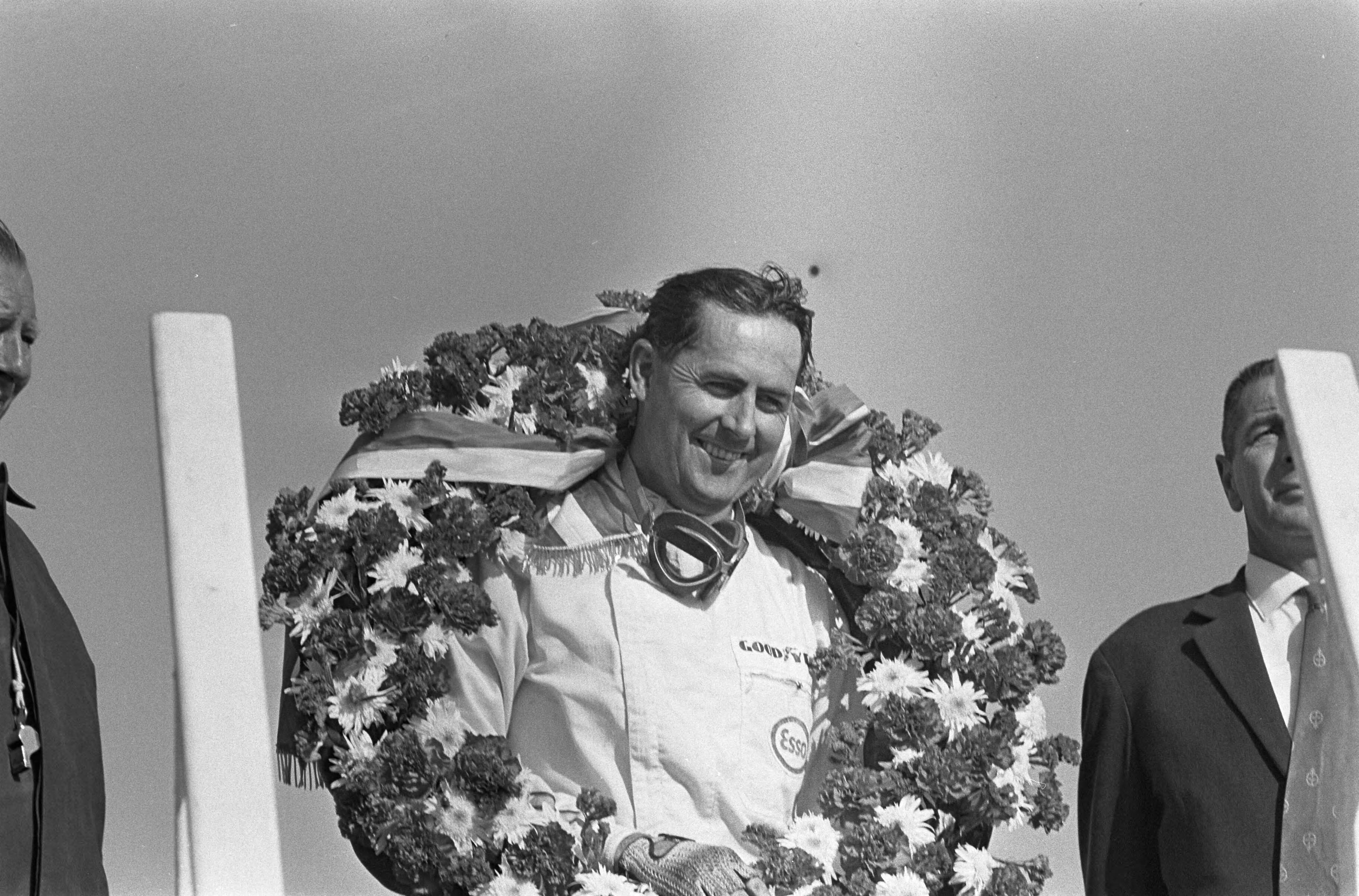Fotocollectie Anefo — Grand Prix te Zandvoort, winnaar Jack Brabham op podium met krans — Foto: Koch, Eric / Anefo. Licentie: Set B: Rechtenvrij / Publiek Domein. Bron: Nationaal Archief. http://hdl.handle.net/10648/aaf3d358-d0b4-102d-bcf8-003048976d84