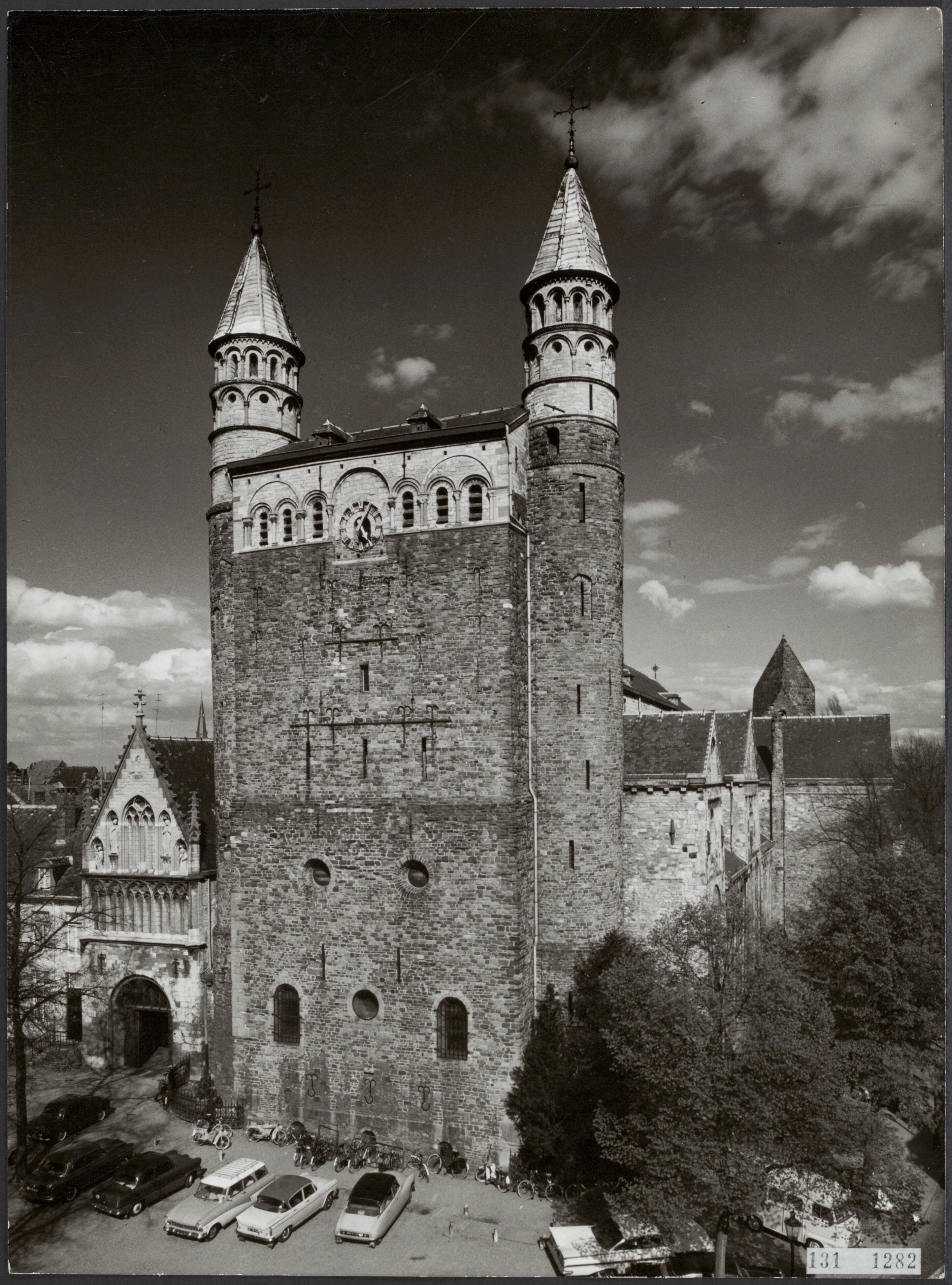 Fotocollectie Rijksvoorlichtingsdienst Eigen — Maastricht. Onze Lieve Vrouwebasiliek: westwerk met kapel O.L.Vrouwe Sterre der Zee — Foto: Lahaye, Frans. Licentie: Set B: Rechtenvrij / Publiek Domein. Bron: Nationaal Archief. http://hdl.handle.net/10648/af51ffec-d0b4-102d-bcf8-003048976d84