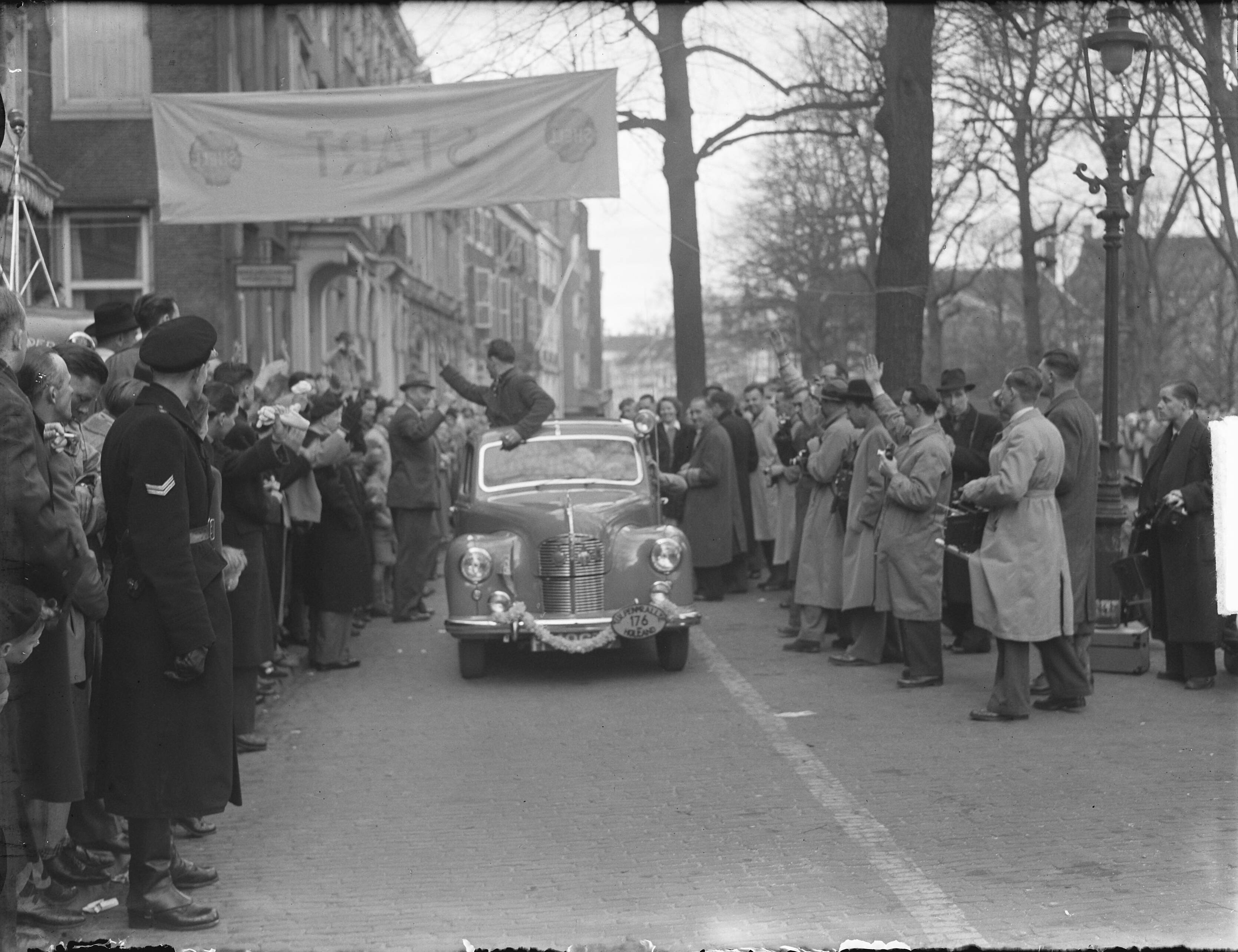 Fotocollectie Anefo — Start Tulpenrallye in Den Haag — Foto: Pot, Harry / Anefo. Licentie: Set B: Rechtenvrij / Publiek Domein. Bron: Nationaal Archief. http://hdl.handle.net/10648/a8d717ba-d0b4-102d-bcf8-003048976d84