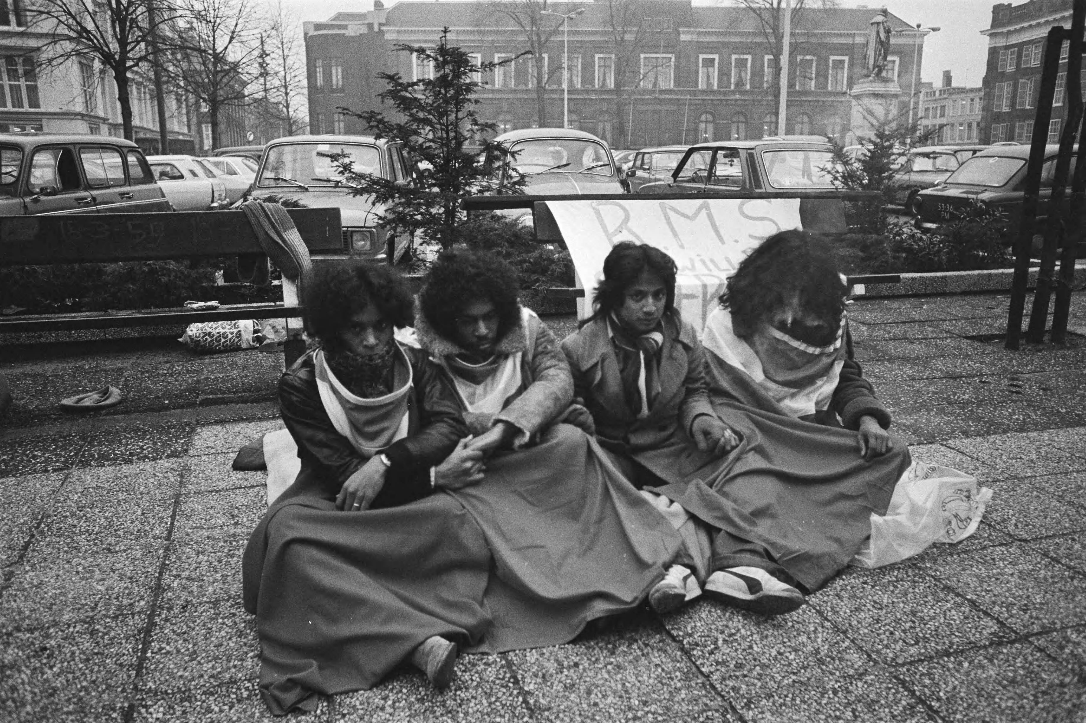 Fotocollectie Anefo — Zuidmolukse jongeren in hongerstaking op Plein in Den Haag — Foto: Peters, Hans / Anefo. Licentie: Set B: Rechtenvrij / Publiek Domein. Bron: Nationaal Archief. http://hdl.handle.net/10648/ac9265a8-d0b4-102d-bcf8-003048976d84
