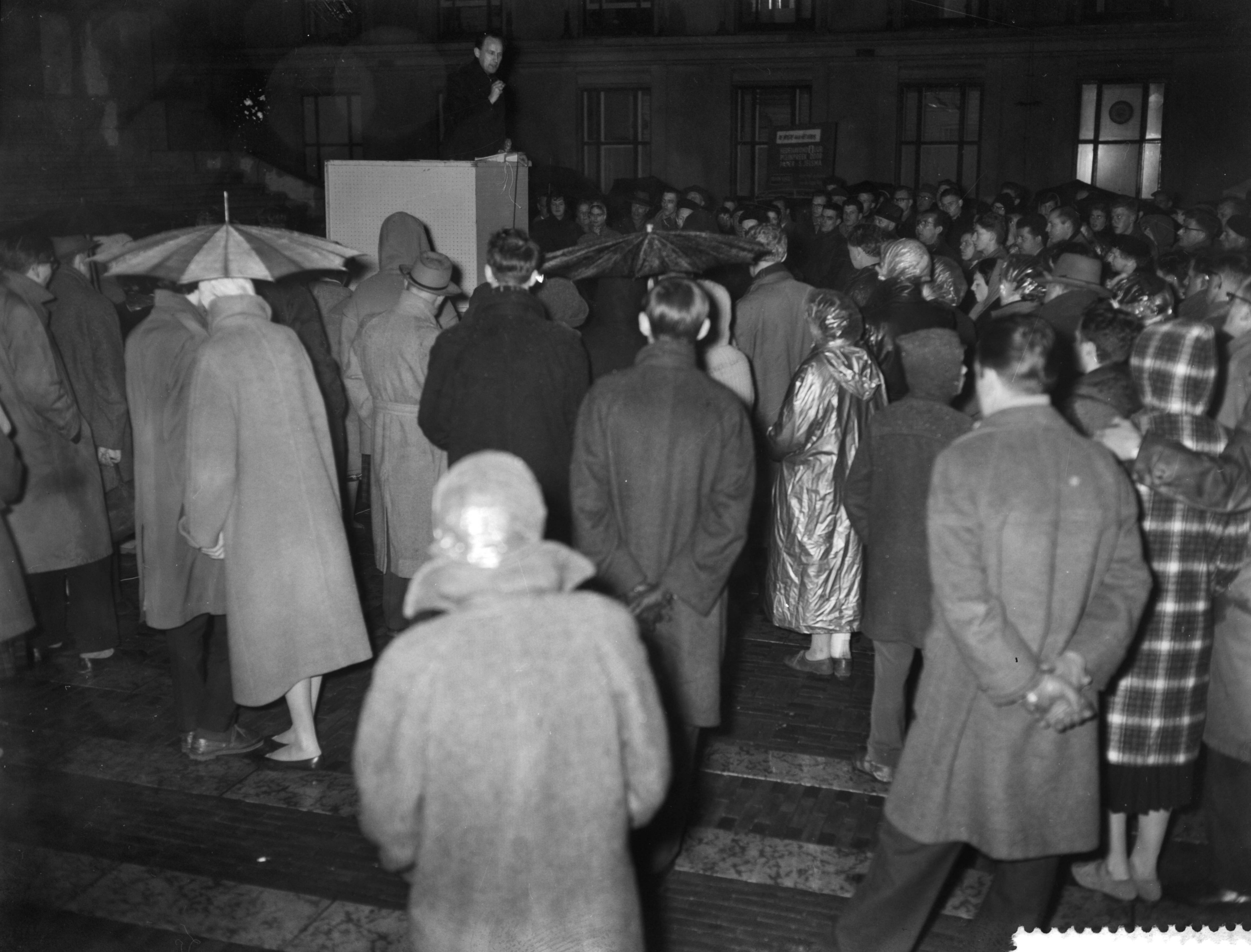 Fotocollectie Anefo — Goede Vrijdagherdenking op het Plein in Den Haag. Pater Jelsma aan het woord — Foto: Rossem, Wim van / Anefo. Licentie: Set B: Rechtenvrij / Publiek Domein. Bron: Nationaal Archief. http://hdl.handle.net/10648/a9907a3e-d0b4-102d-bcf8-003048976d84