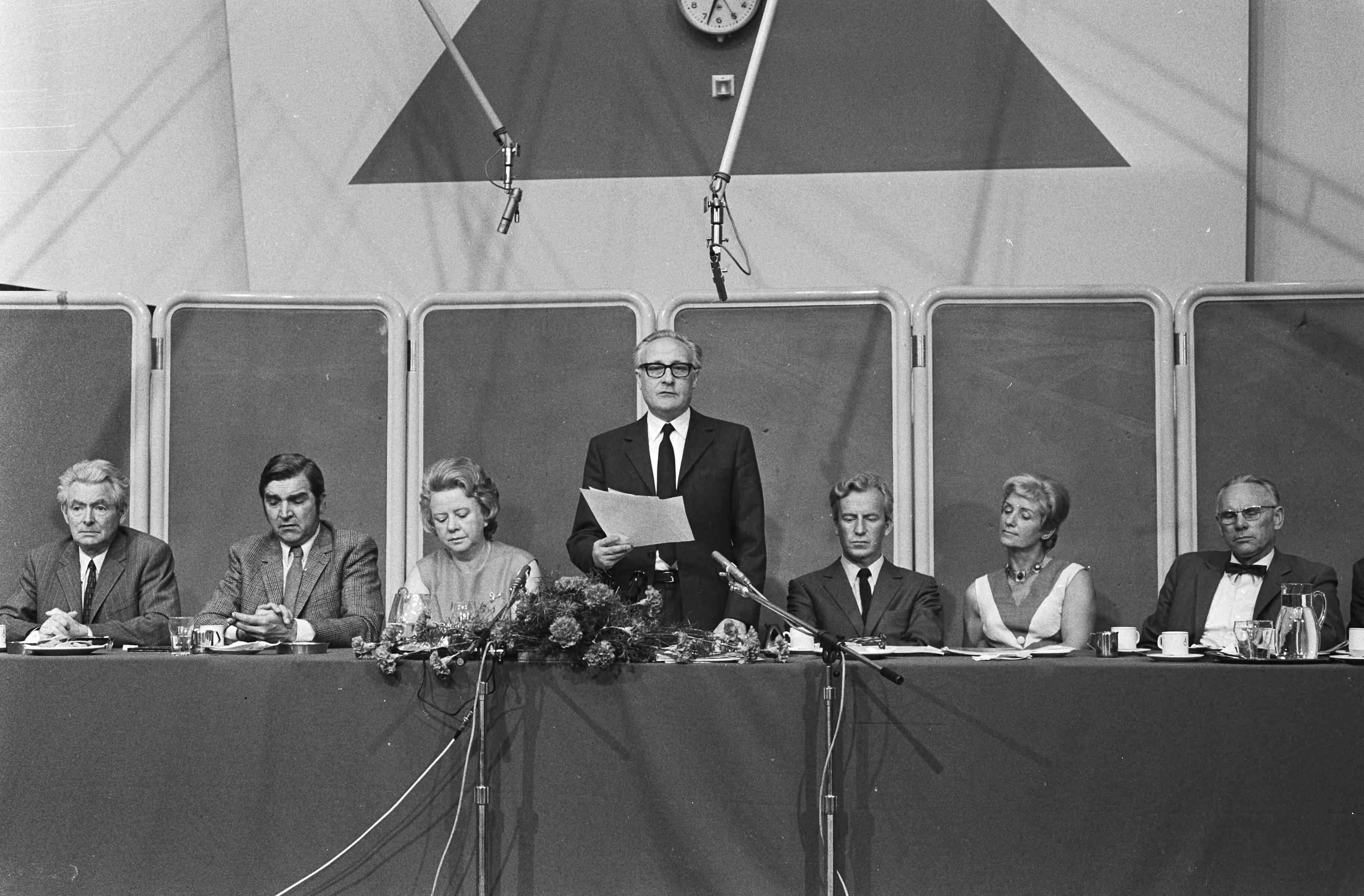 André Kloos volgt Jan Broeksz op als voorzitter van de VARA te Hilversum — Broeksz aan het woord, Kloos (r) — Foto: Fotograaf Onbekend / Anefo. Licentie: Set B: Rechtenvrij / Publiek Domein. Bron: Nationaal Archief. http://hdl.handle.net/10648/abbe5fec-d0b4-102d-bcf8-003048976d84