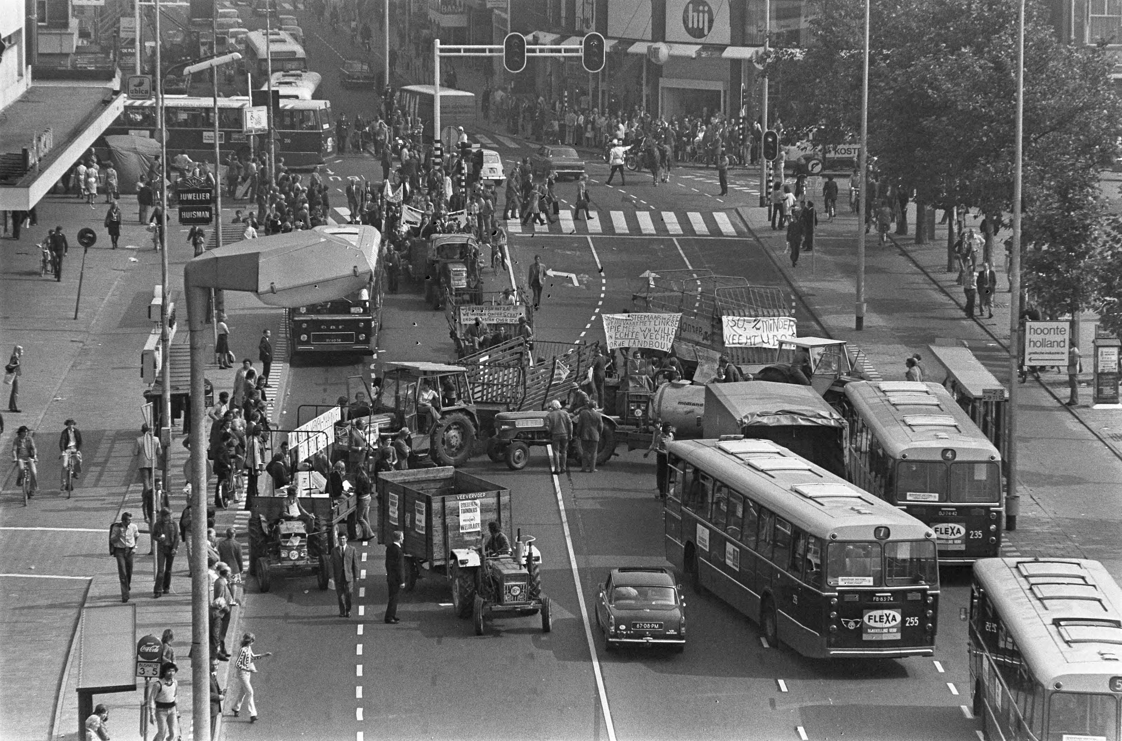 Fotocollectie Anefo — Boerendemonstratie in Utrecht, overzicht demonstratie (van boven af) — Foto: Punt, W. / Anefo. Licentie: Set B: Rechtenvrij / Publiek Domein. Bron: Nationaal Archief. http://hdl.handle.net/10648/ac55587a-d0b4-102d-bcf8-003048976d84