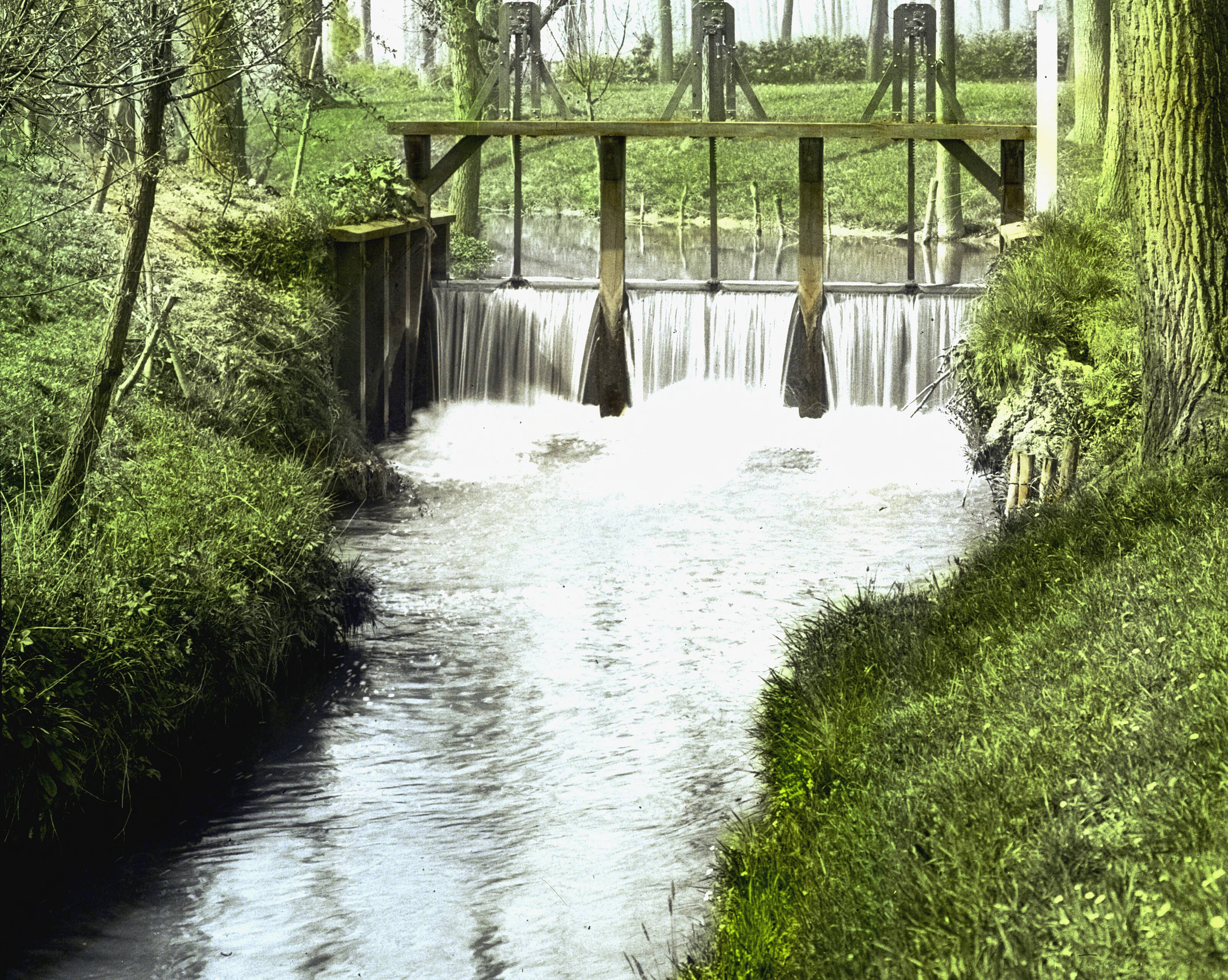 Fotocollectie Nederlandse Heidemaatschappij — stuw bij vijvers — Foto: Fotograaf Onbekend / Heidemij. Licentie: Set B: Rechtenvrij / Publiek Domein. Bron: Nationaal Archief. http://hdl.handle.net/10648/ae4c2dc0-d0b4-102d-bcf8-003048976d84