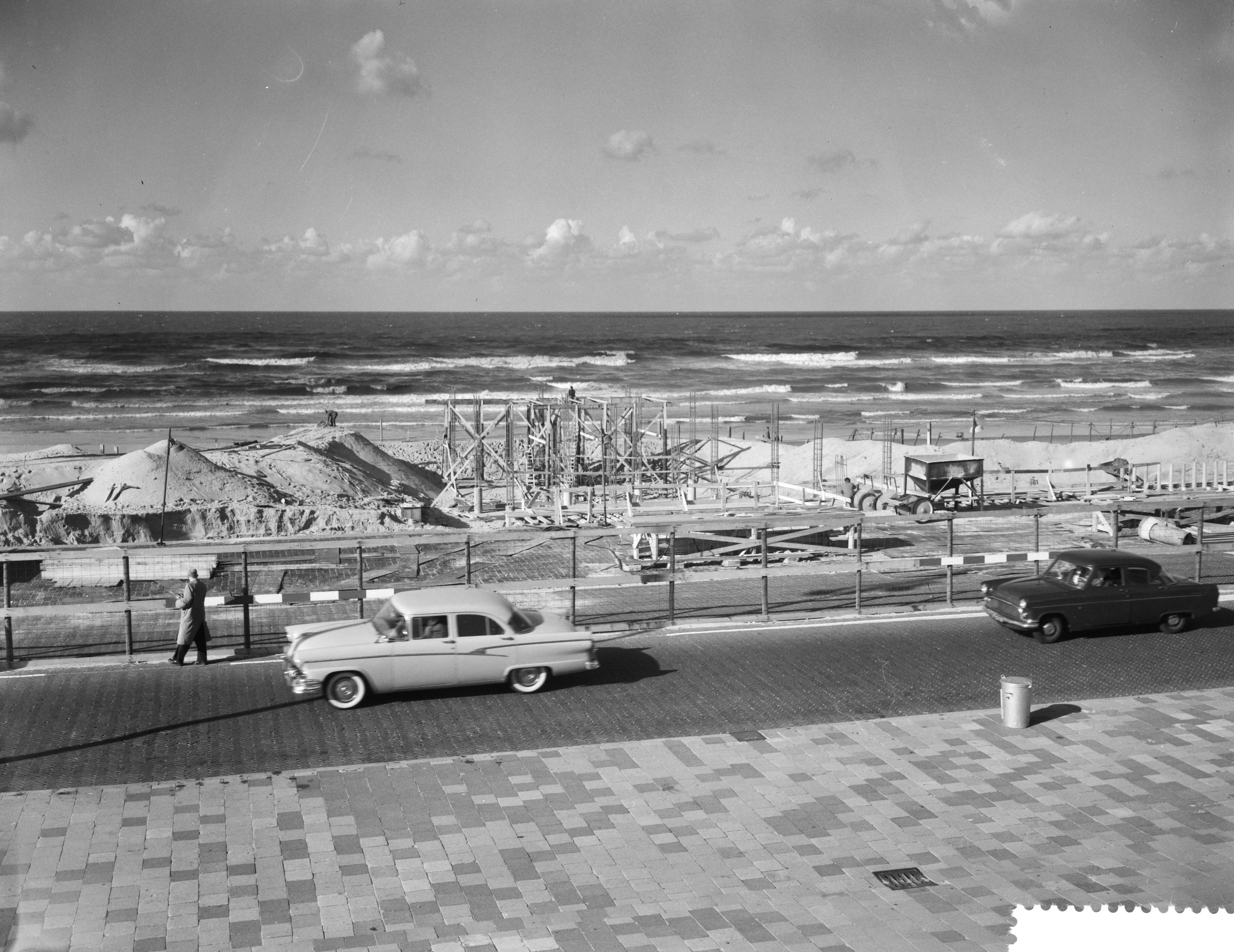 Fotocollectie Anefo — Werkzaamheden aan de pier te Scheveningen — Foto: Rossem, Wim van / Anefo. Licentie: Set B: Rechtenvrij / Publiek Domein. Bron: Nationaal Archief. http://hdl.handle.net/10648/a9a01994-d0b4-102d-bcf8-003048976d84