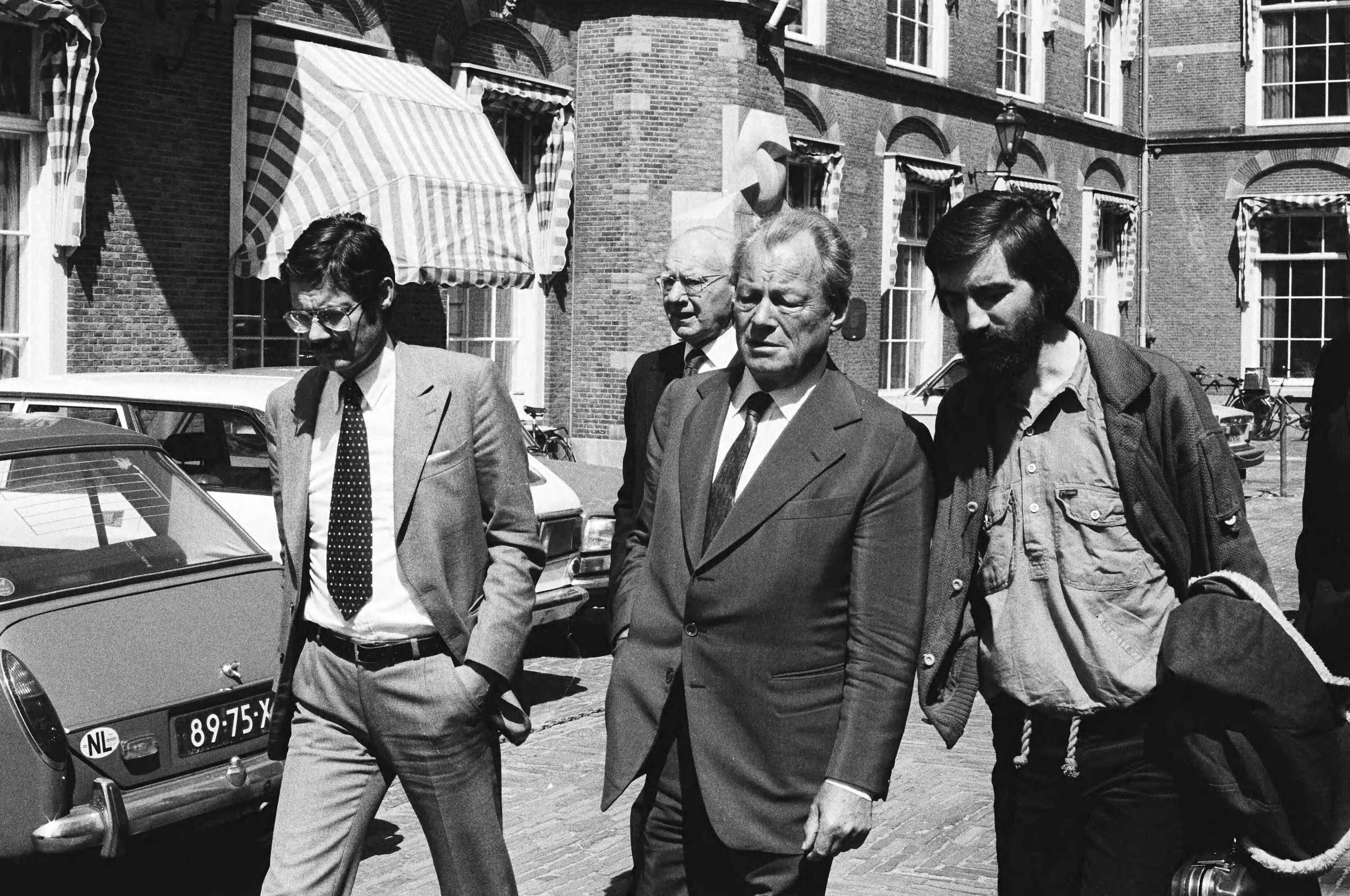 Fotocollectie Anefo — Max v.d. Berg (rechts) met naast hem Willy Brandt, wandelend over het Binnenhof — Foto: Suyk, Koen / Anefo. Licentie: Set B: Rechtenvrij / Publiek Domein. Bron: Nationaal Archief. http://hdl.handle.net/10648/acc9e56e-d0b4-102d-bcf8-003048976d84