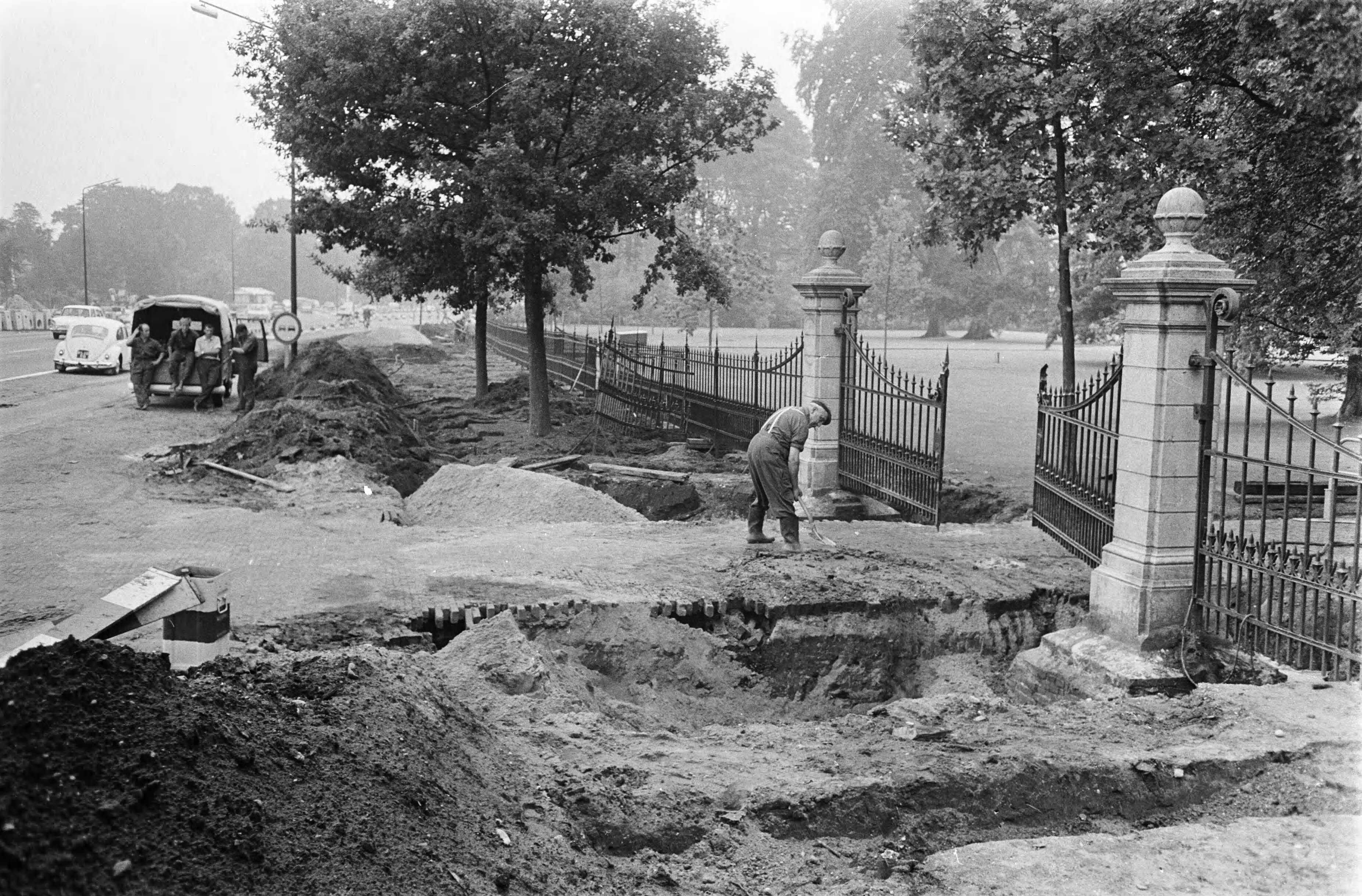 Aanleg van een vierbaansweg voor Paleis Soestdijk — Verplaatsing van het toegangshek — Foto: Fotograaf Onbekend / Anefo. Licentie: Set B: Rechtenvrij / Publiek Domein. Bron: Nationaal Archief. http://hdl.handle.net/10648/ab496548-d0b4-102d-bcf8-003048976d84