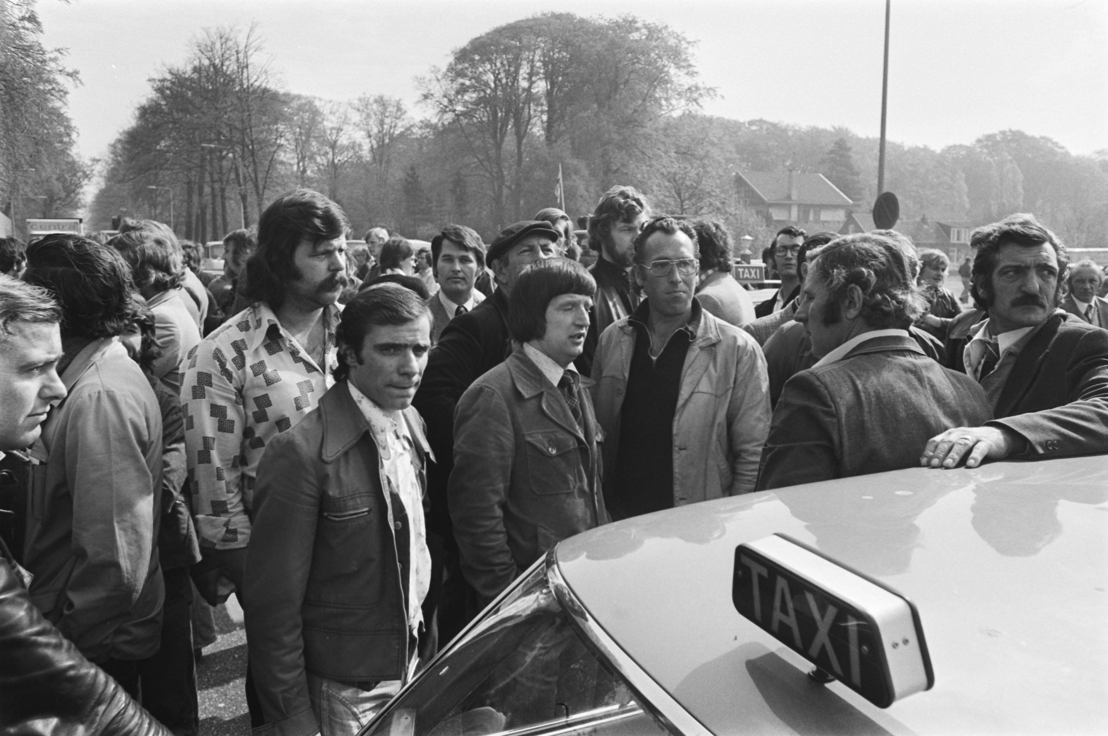 Fotocollectie Anefo — Taxiblokkades in Den Haag ; debatterende taxichauffeurs de Wassenaarseweg — Foto: Verhoeff, Bert / Anefo. Licentie: Set B: Rechtenvrij / Publiek Domein. Bron: Nationaal Archief. http://hdl.handle.net/10648/ac82f424-d0b4-102d-bcf8-003048976d84