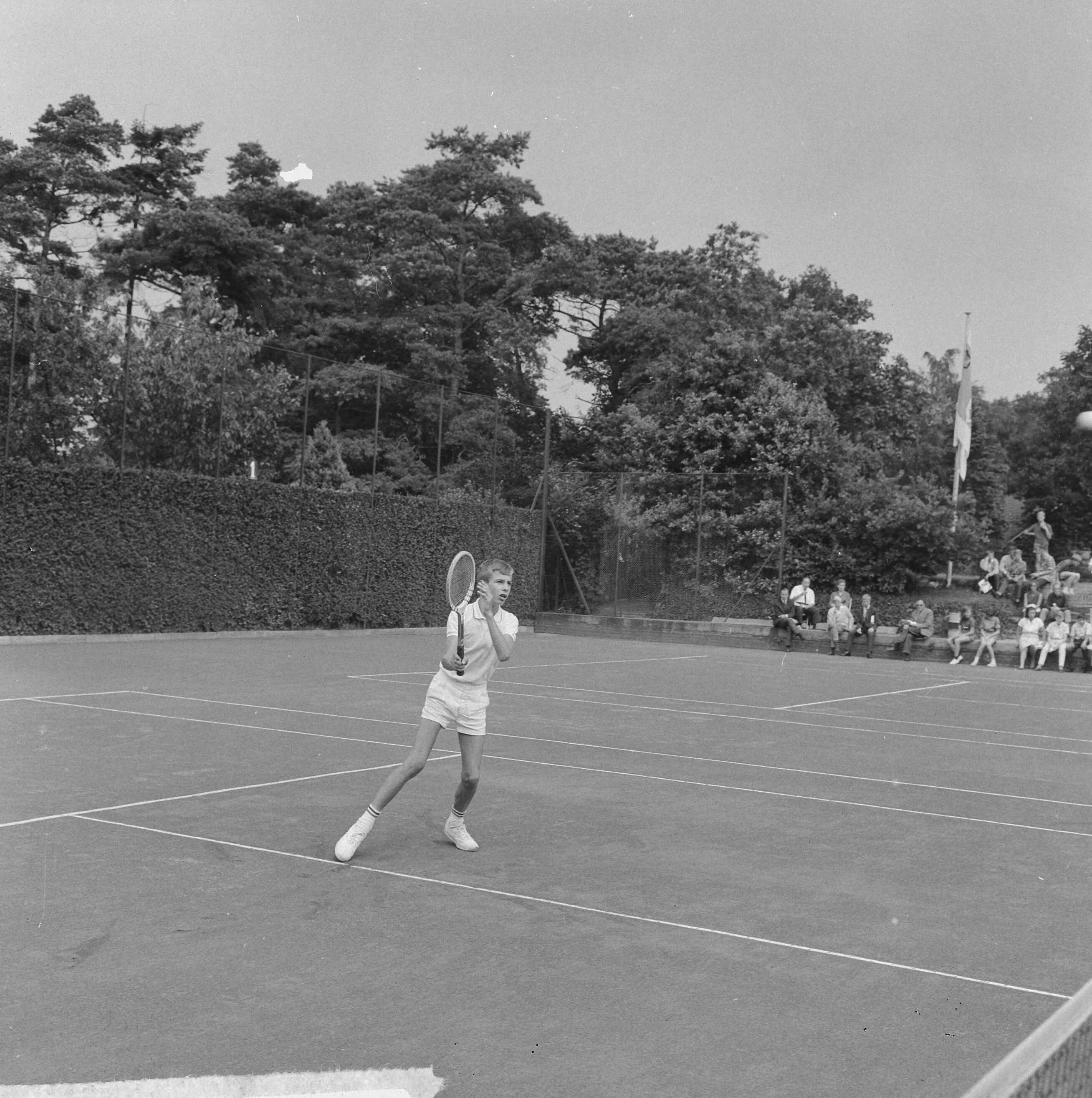 Fotocollectie Anefo — Hilversum|tennis — Foto: Nijs, Jac. de / Anefo. Licentie: Set B: Rechtenvrij / Publiek Domein. Bron: Nationaal Archief. http://hdl.handle.net/10648/aa714bea-d0b4-102d-bcf8-003048976d84