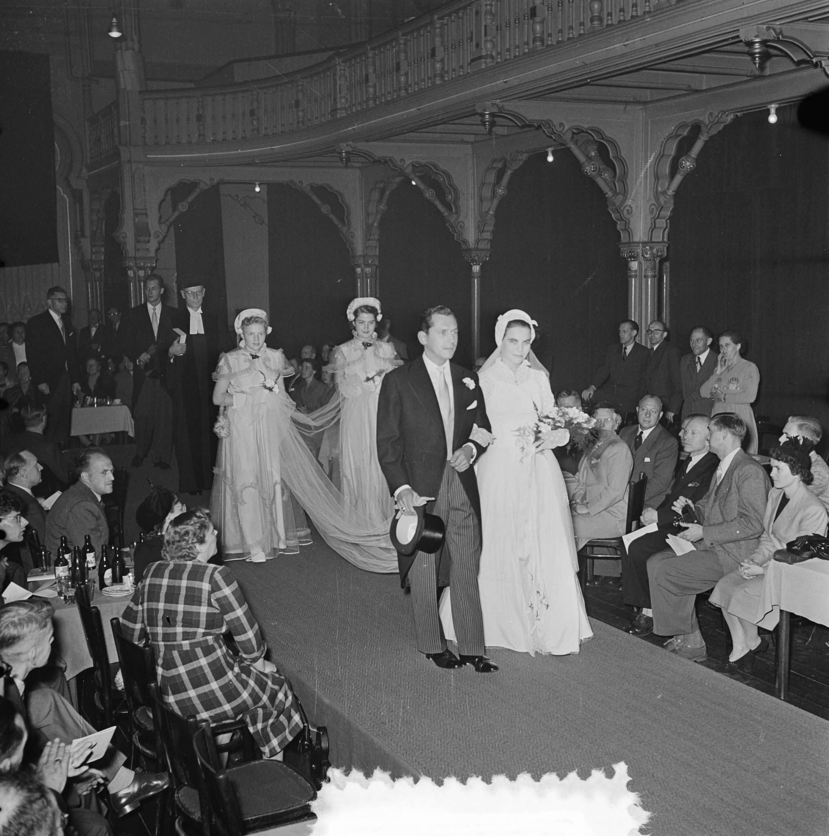 Fotocollectie Anefo — 1e Nationale Show van Dames- en Herenmaatkleding te Den Haag — Foto: Noske, J.D. / Anefo. Licentie: Set B: Rechtenvrij / Publiek Domein. Bron: Nationaal Archief. http://hdl.handle.net/10648/a9004770-d0b4-102d-bcf8-003048976d84