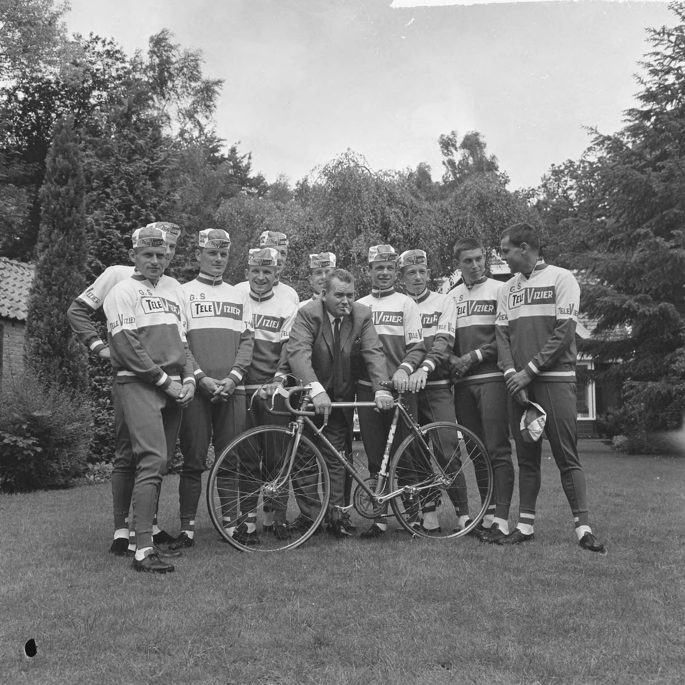 Fotocollectie Anefo — Televizierploeg voor de Tour de France in Hotel De Zwaan te Etten voorgesteld, ploegleider Kees Pellenaars (met zonnebril en sigaar) — Foto: Evers, Joost / Anefo. Licentie: Set B: Rechtenvrij / Publiek Domein. Bron: Nationaal Archief. http://hdl.handle.net/10648/aaadba94-d0b4-102d-bcf8-003048976d84