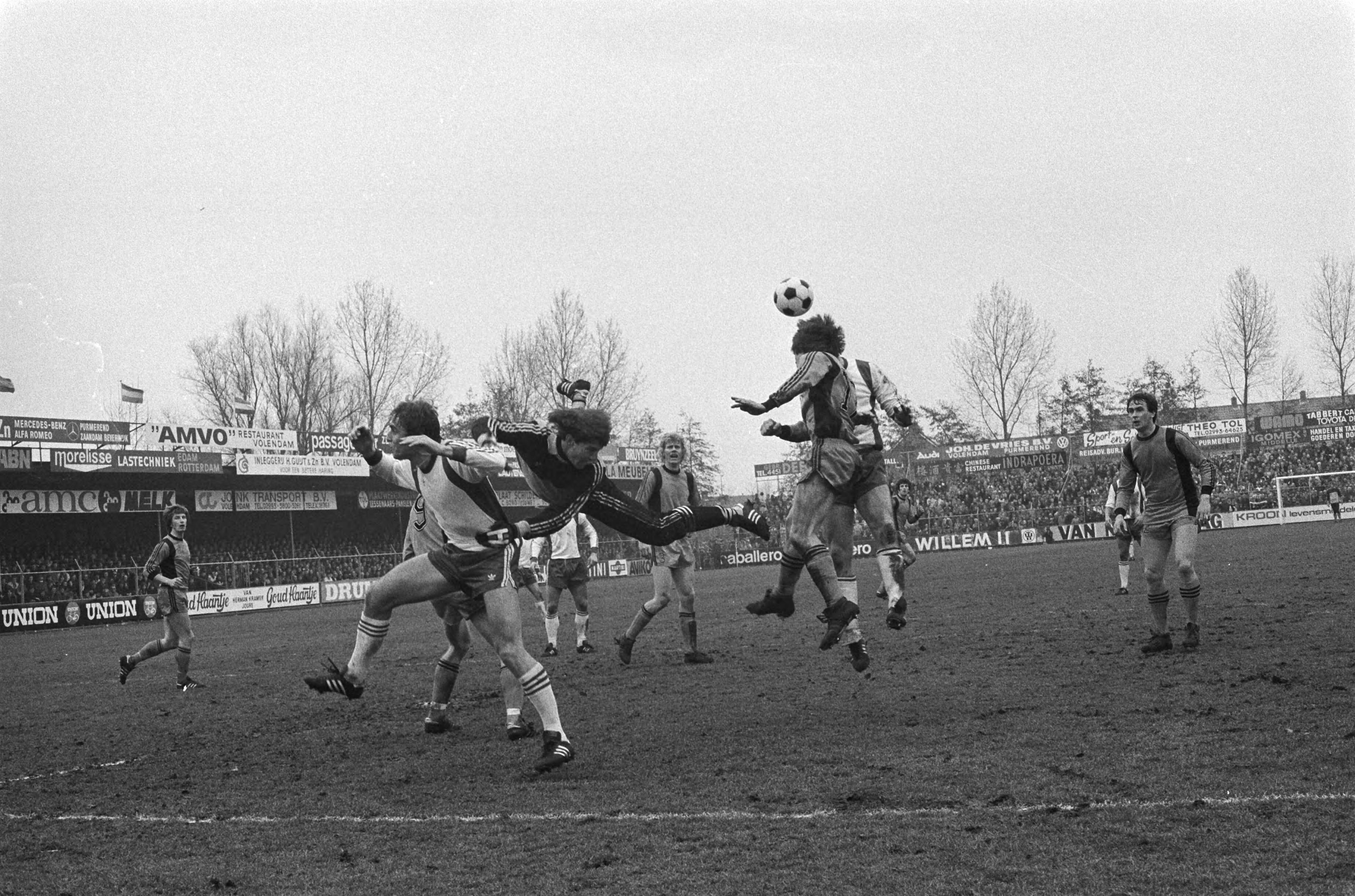Volendam tegen AZ 67 0-0 — V.l.n.r. Nygaard, doelman Hoek, Guyt en rechts Tuyp — Foto: Pereira, Fernando / Anefo. Licentie: Set B: Rechtenvrij / Publiek Domein. Bron: Nationaal Archief. http://hdl.handle.net/10648/acc74188-d0b4-102d-bcf8-003048976d84