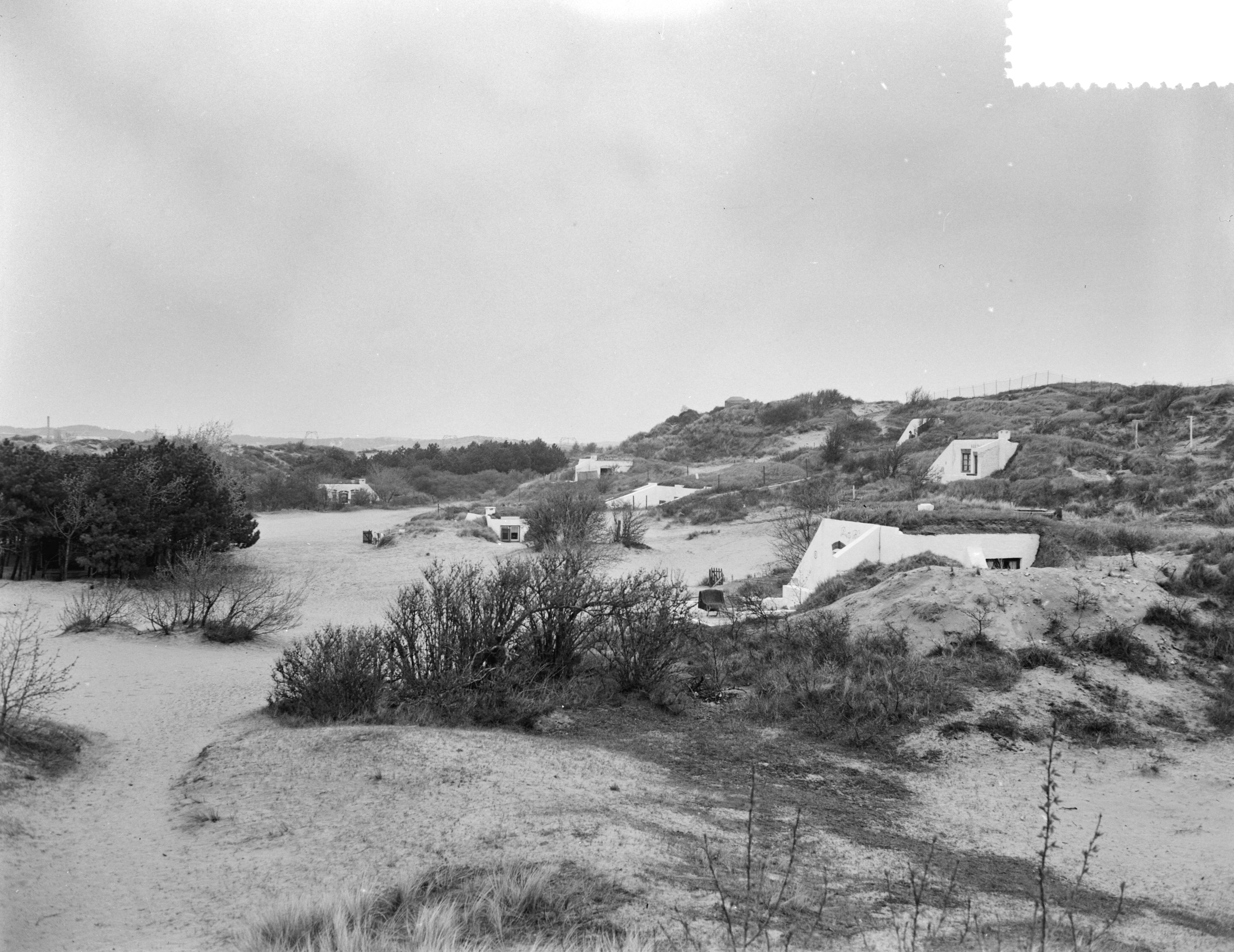 Fotocollectie Anefo — In de Zandvoortse duinen worden de nog bestaande bunkers van de Atlantikwall thans bewoond als zomer- of weekendverblijf. — Foto: Pot, Harry / Anefo. Licentie: Set B: Rechtenvrij / Publiek Domein. Bron: Nationaal Archief. http://hdl.handle.net/10648/a934c720-d0b4-102d-bcf8-003048976d84
