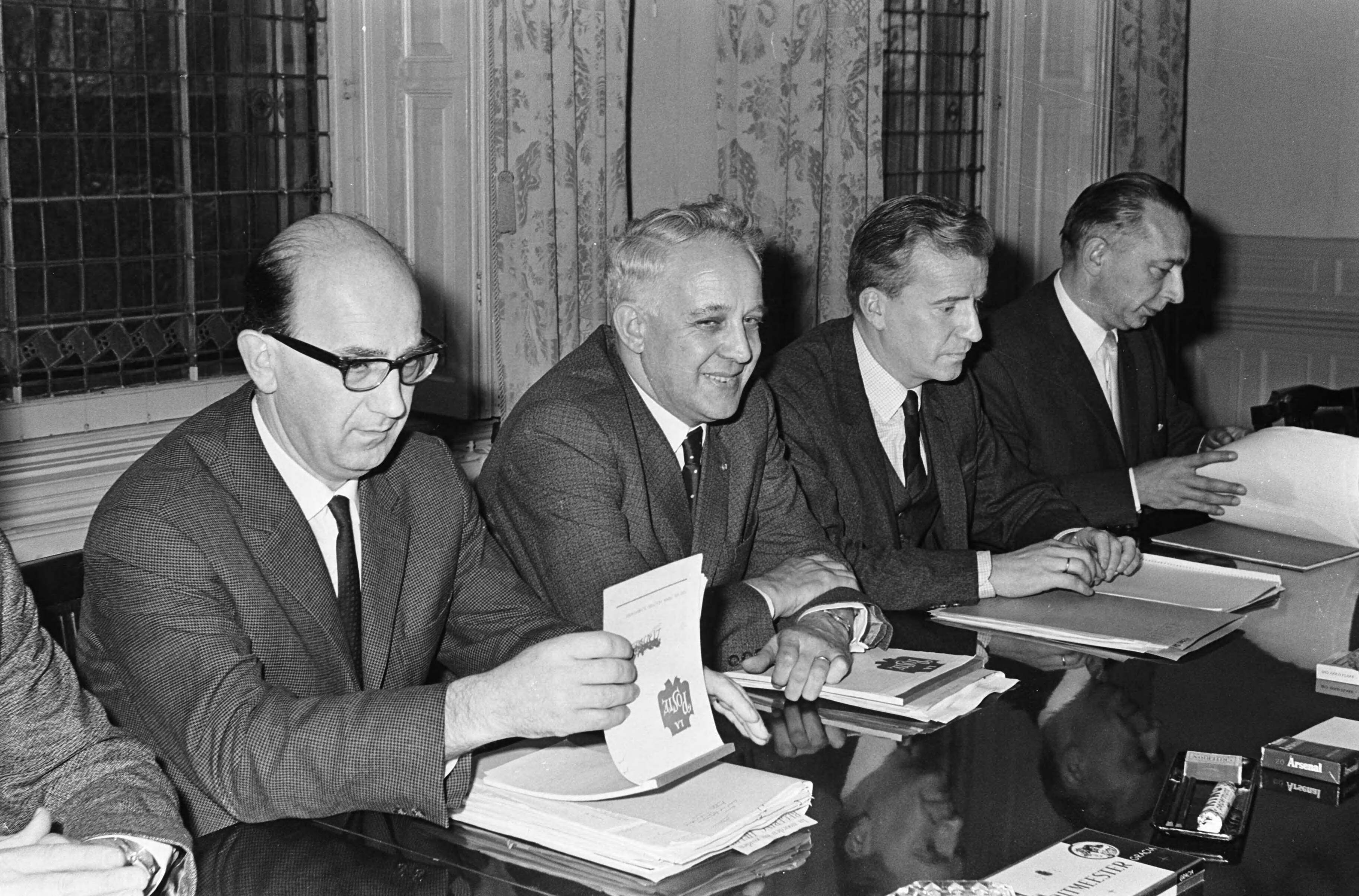 Fotocollectie Anefo — Overleg regering vertegenwoordigers werknemersorganisaties Den Haag, Vakbonden, Spits (NKV), Mertens, Kloos, Willems (NVV) — Foto: Evers, Joost / Anefo. Licentie: Set B: Rechtenvrij / Publiek Domein. Bron: Nationaal Archief. http://hdl.handle.net/10648/ab0d9162-d0b4-102d-bcf8-003048976d84
