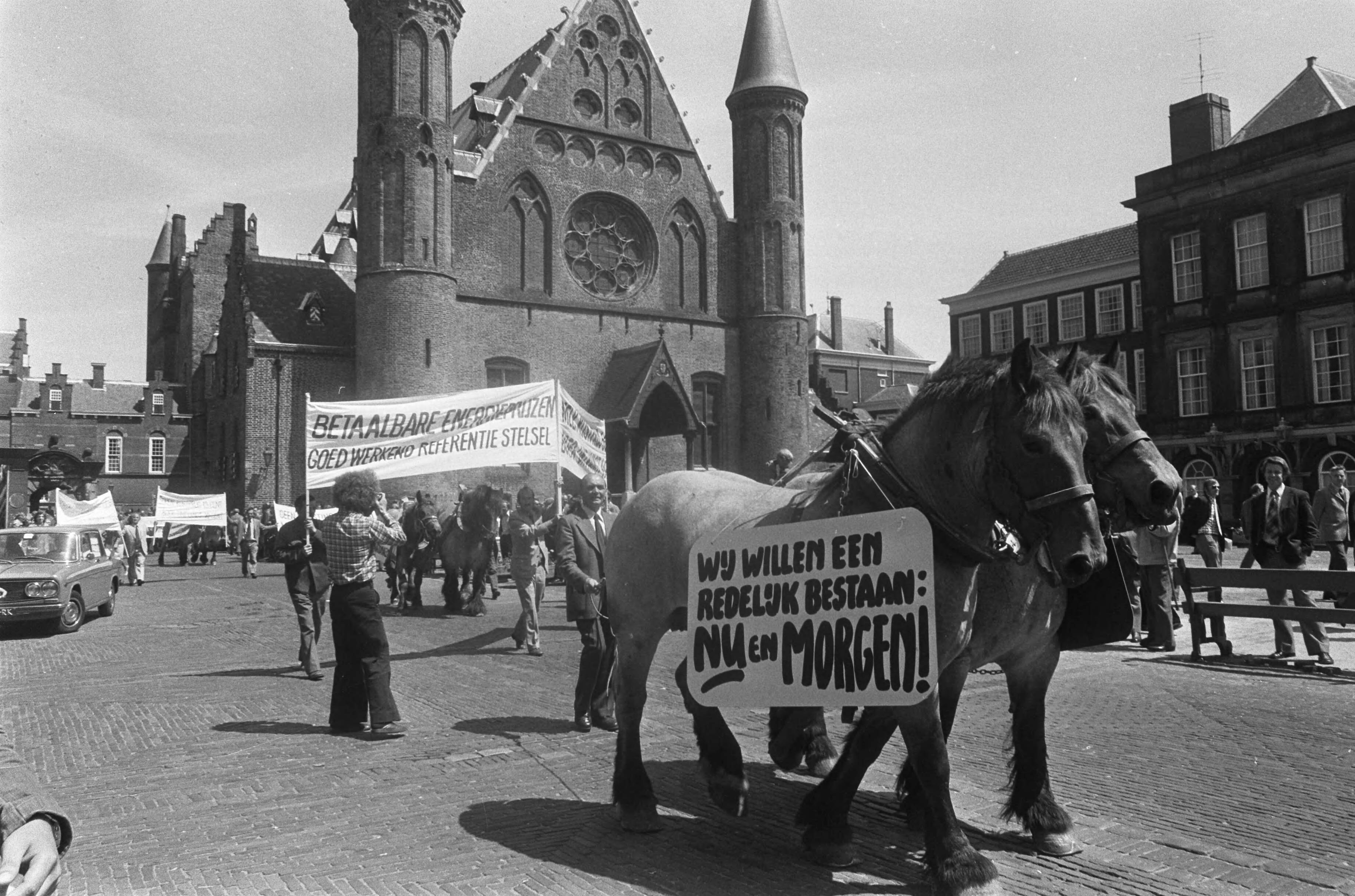 Demonstratie in Den Haag van boeren en tuinders voor betere sociale maatregelen — Paarden met een spandoek op het Binnenhof — Foto: Peters, Hans / Anefo. Licentie: Set B: Rechtenvrij / Publiek Domein. Bron: Nationaal Archief. http://hdl.handle.net/10648/ac6b2ea2-d0b4-102d-bcf8-003048976d84