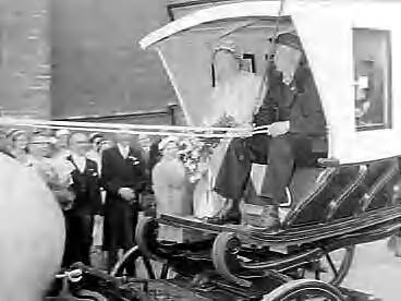 Bezoek van koningin Juliana aan Middelburg en Katseveer (1960) — Koningin Juliana bezoekt Middelburg, Koningin gezeten in een "Phaeton". met koetsier Isaac Wisse — Foto: Rossem, Wim van / Anefo. Licentie: Set B: Rechtenvrij / Publiek Domein. Bron: Nationaal Archief. http://hdl.handle.net/10648/a9aef39c-d0b4-102d-bcf8-003048976d84