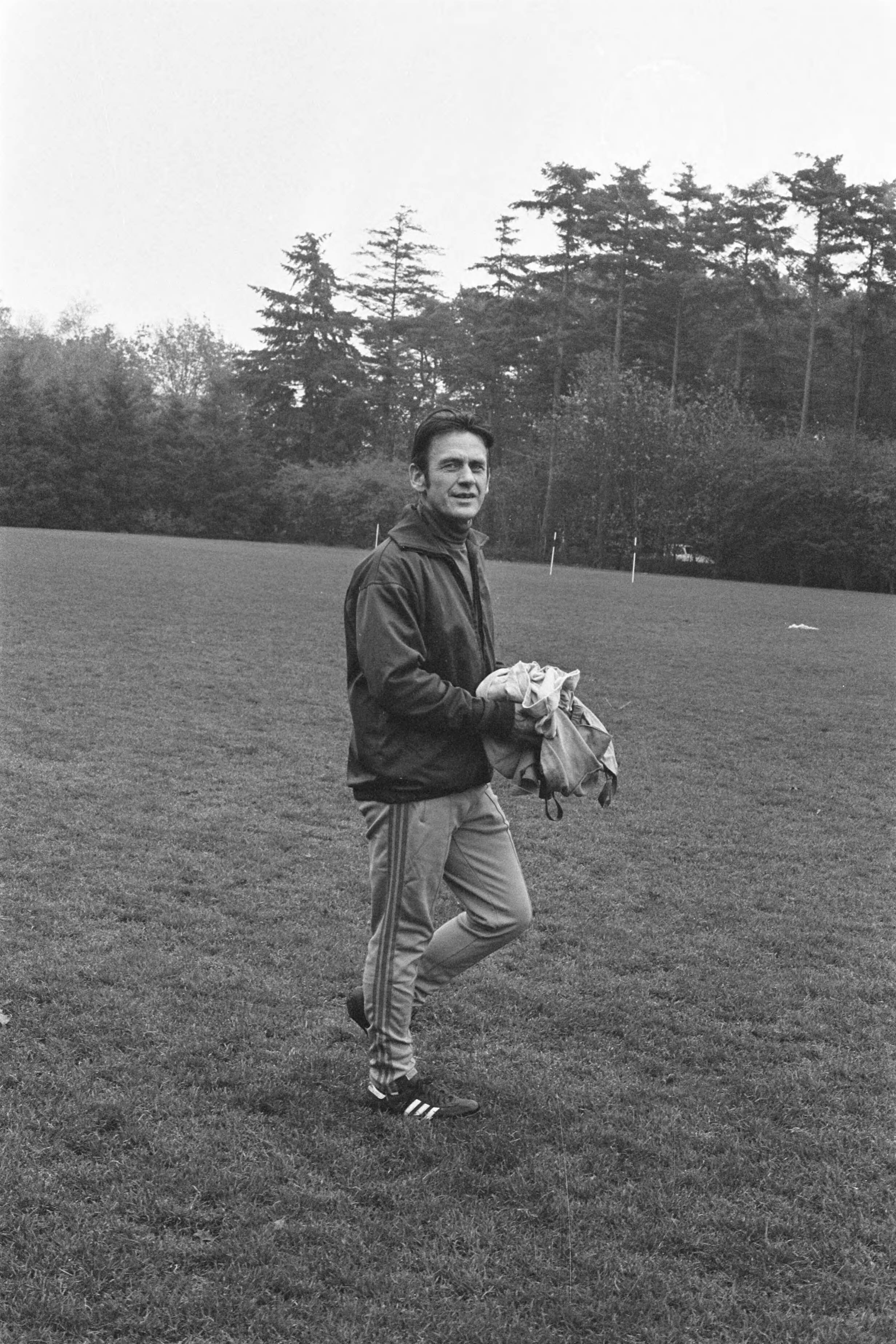 Fotocollectie Anefo — Training Nederlands elftal in Zeist, moment tijdens de training — Foto: Peters, Hans / Anefo. Licentie: Set B: Rechtenvrij / Publiek Domein. Bron: Nationaal Archief. http://hdl.handle.net/10648/aca52706-d0b4-102d-bcf8-003048976d84