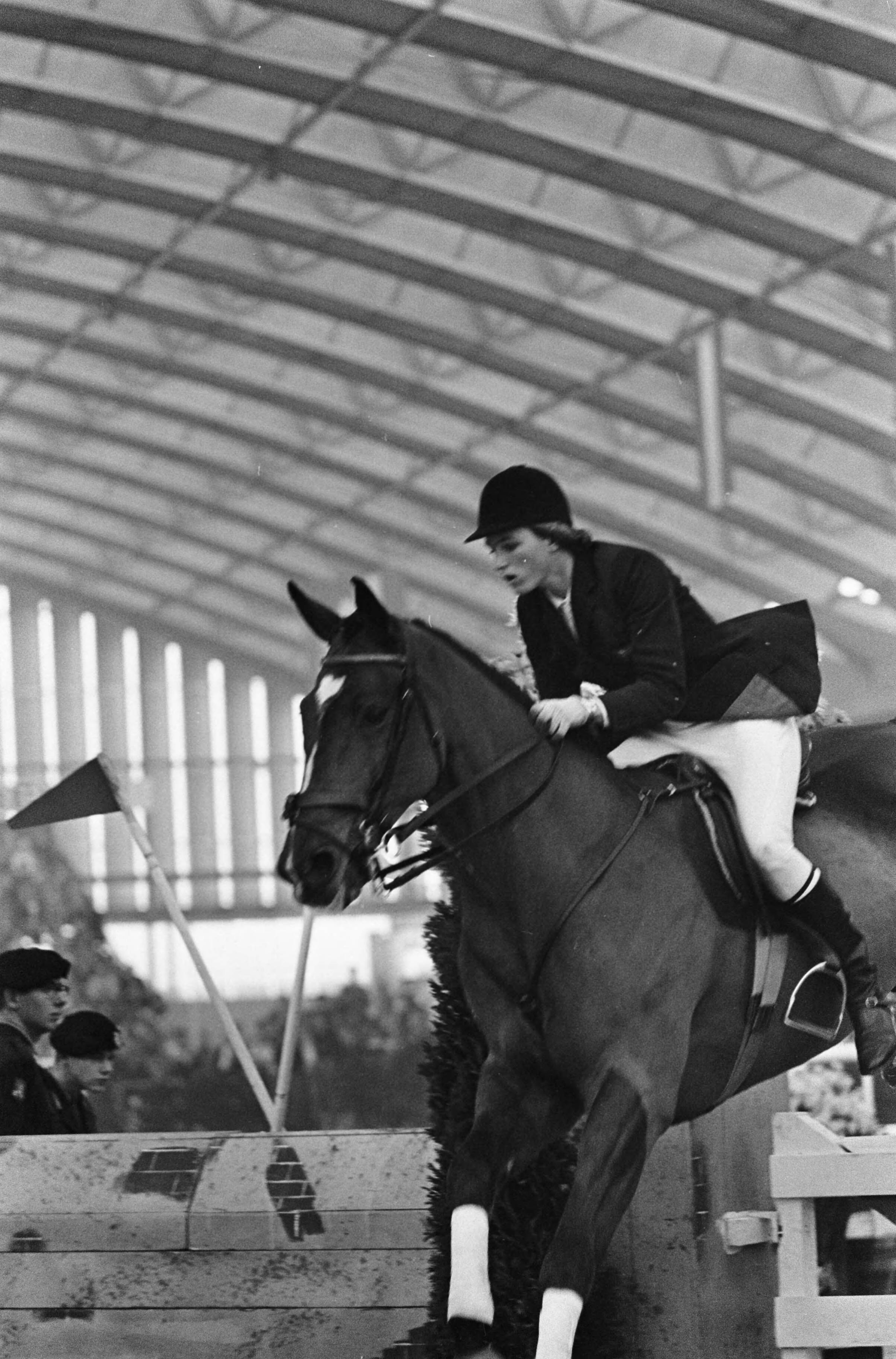 Jumping Amsterdam 1965 in de RAI te Amsterdam — De Britse amazone Alison Westwood tijdens een sprong met haar paard "The Mavericks" — Foto: Fotograaf Onbekend / Anefo. Licentie: Set B: Rechtenvrij / Publiek Domein. Bron: Nationaal Archief. http://hdl.handle.net/10648/aac92edc-d0b4-102d-bcf8-003048976d84