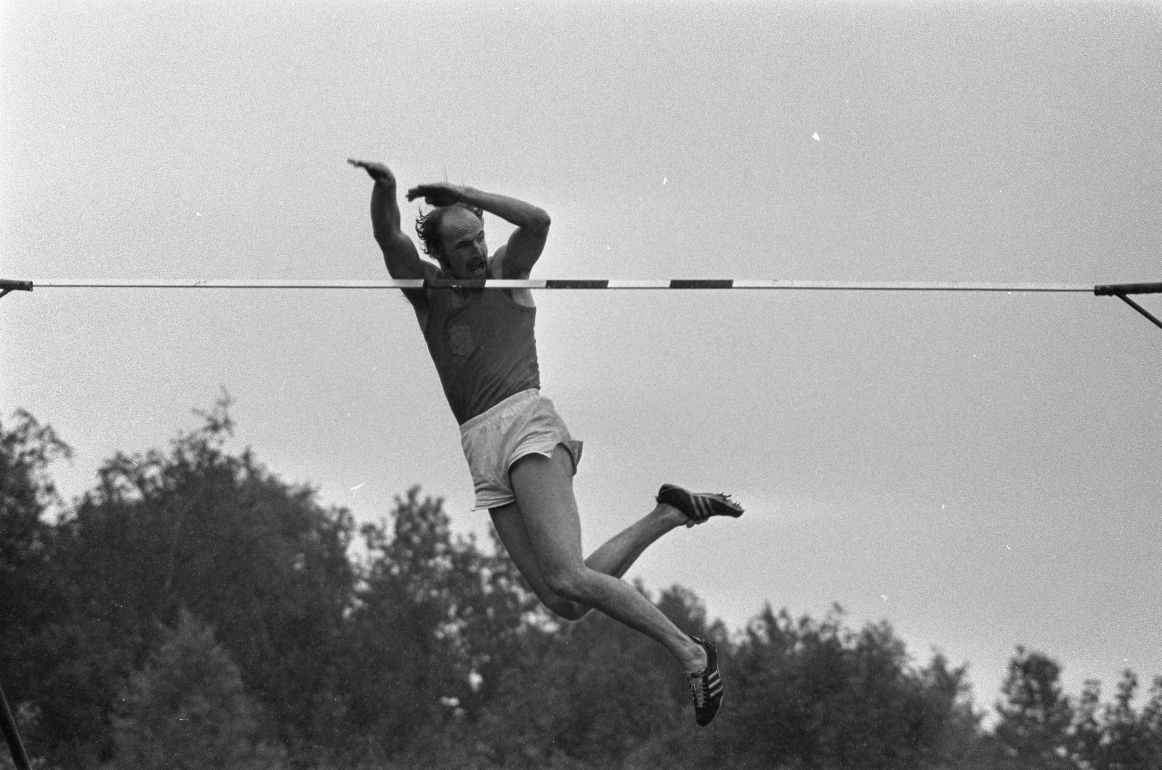 Fotocollectie Anefo — Atletiek Nederland tegen Denemarken in Groningen; Ben Krijnen in aktie polsstokhoogspringen — Foto: Verhoeff, Bert / Anefo. Licentie: Set B: Rechtenvrij / Publiek Domein. Bron: Nationaal Archief. http://hdl.handle.net/10648/aba05fb0-d0b4-102d-bcf8-003048976d84