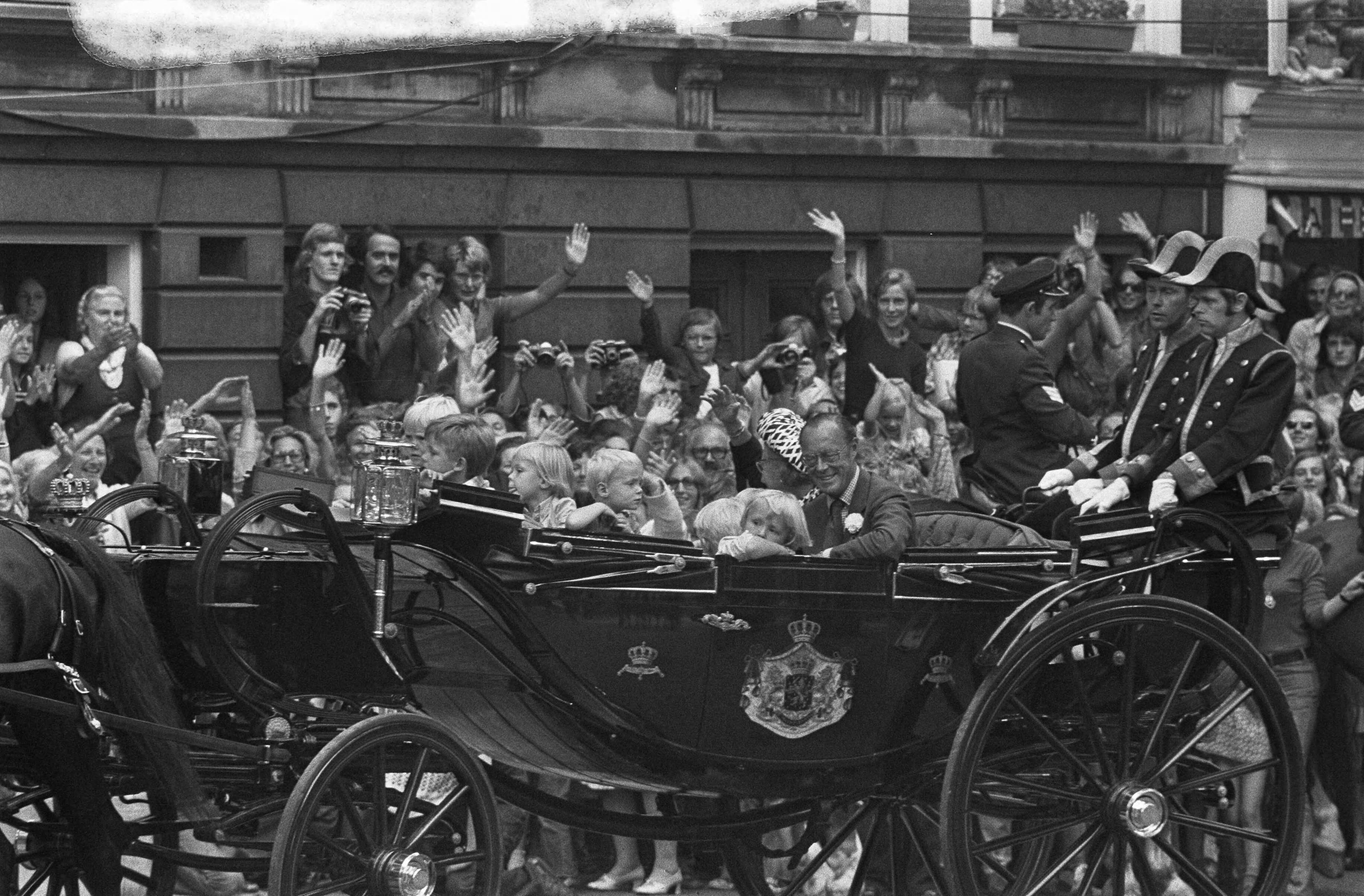 Fotocollectie Anefo — Viering Zilveren Regeringsjubileum van Koningin Juliana in Den Haag , Koninklijk paar en kleinkinderen in koets — Foto: Mieremet, Rob / Anefo. Licentie: Set B: Rechtenvrij / Publiek Domein. Bron: Nationaal Archief. http://hdl.handle.net/10648/ac365d26-d0b4-102d-bcf8-003048976d84