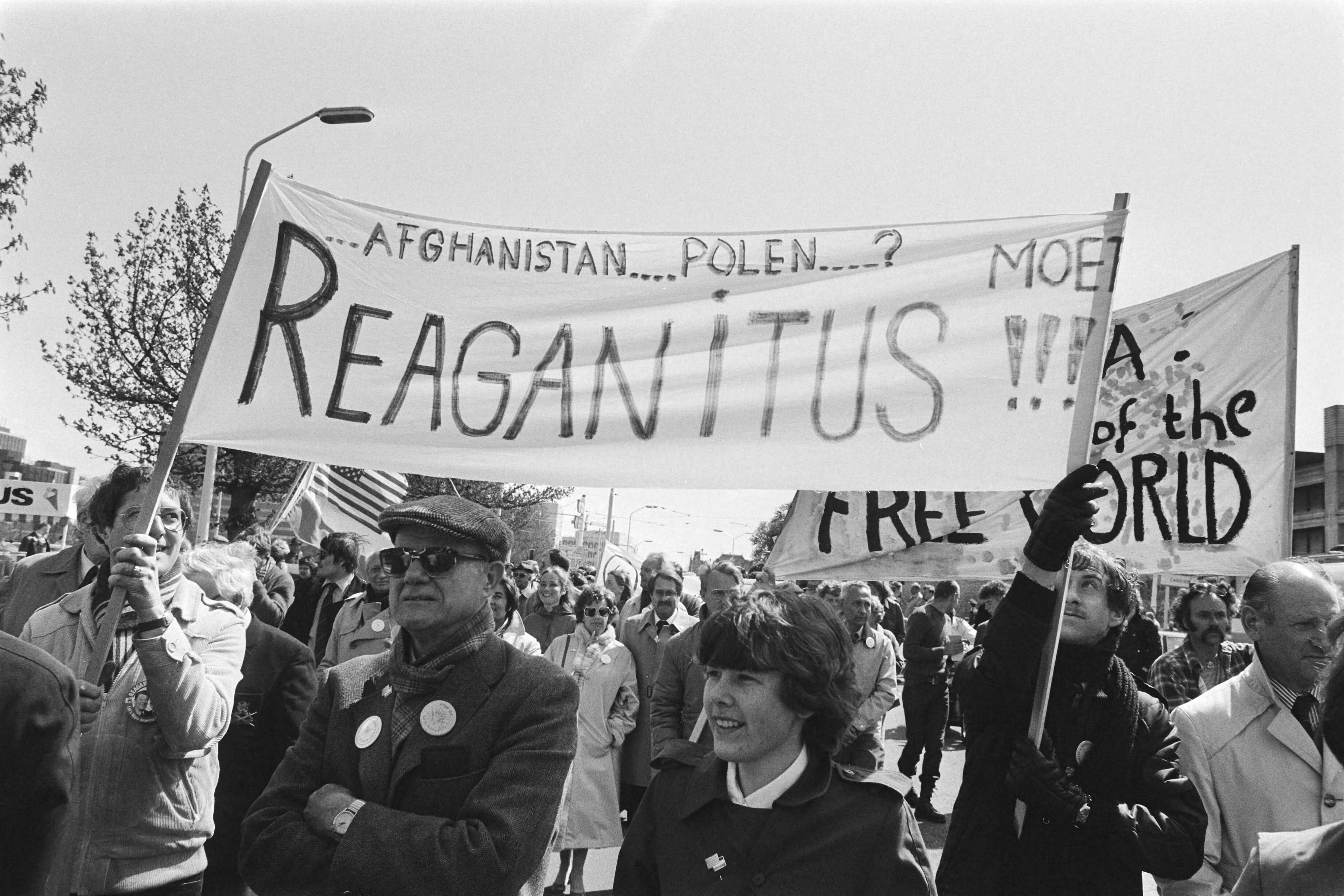 Fotocollectie Anefo — Pro-Amerikademonstratie in Den Haag door de OSL Stichtingen georganiseerd. De demonstranten onderweg — Foto: Bogaerts, Rob / Anefo. Licentie: Set B: Rechtenvrij / Publiek Domein. Bron: Nationaal Archief. http://hdl.handle.net/10648/ad15e856-d0b4-102d-bcf8-003048976d84